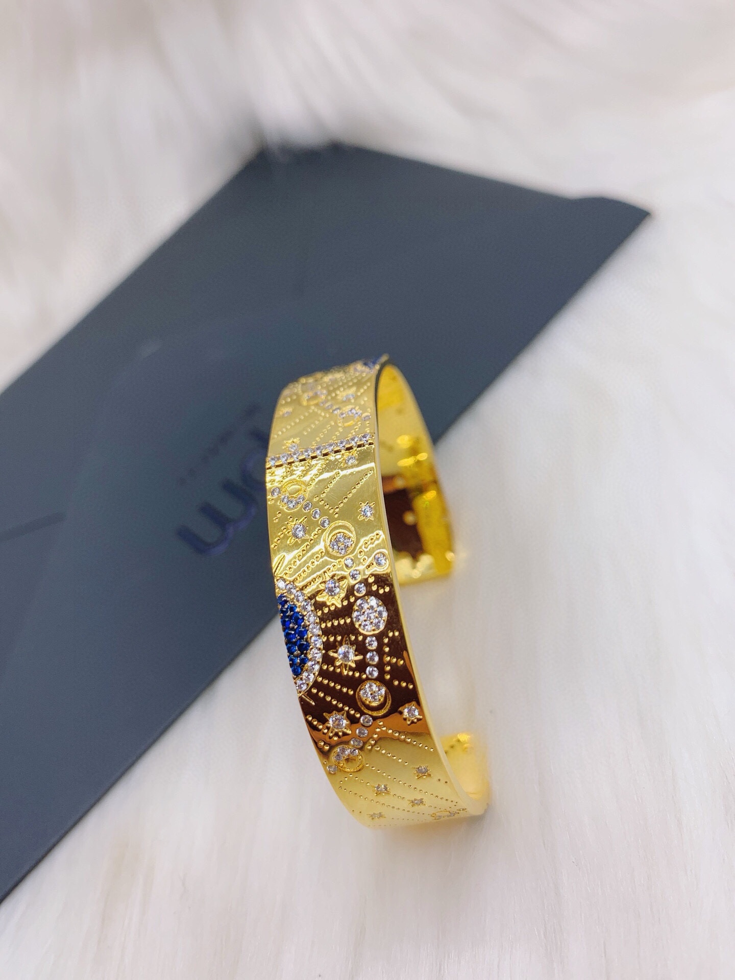 APm monaco 太阳月亮宽版手镯！以前卫设计，重现古罗马夏日风情大胆前卫设计，呈现不同角度的多变视觉，开口手镯设计