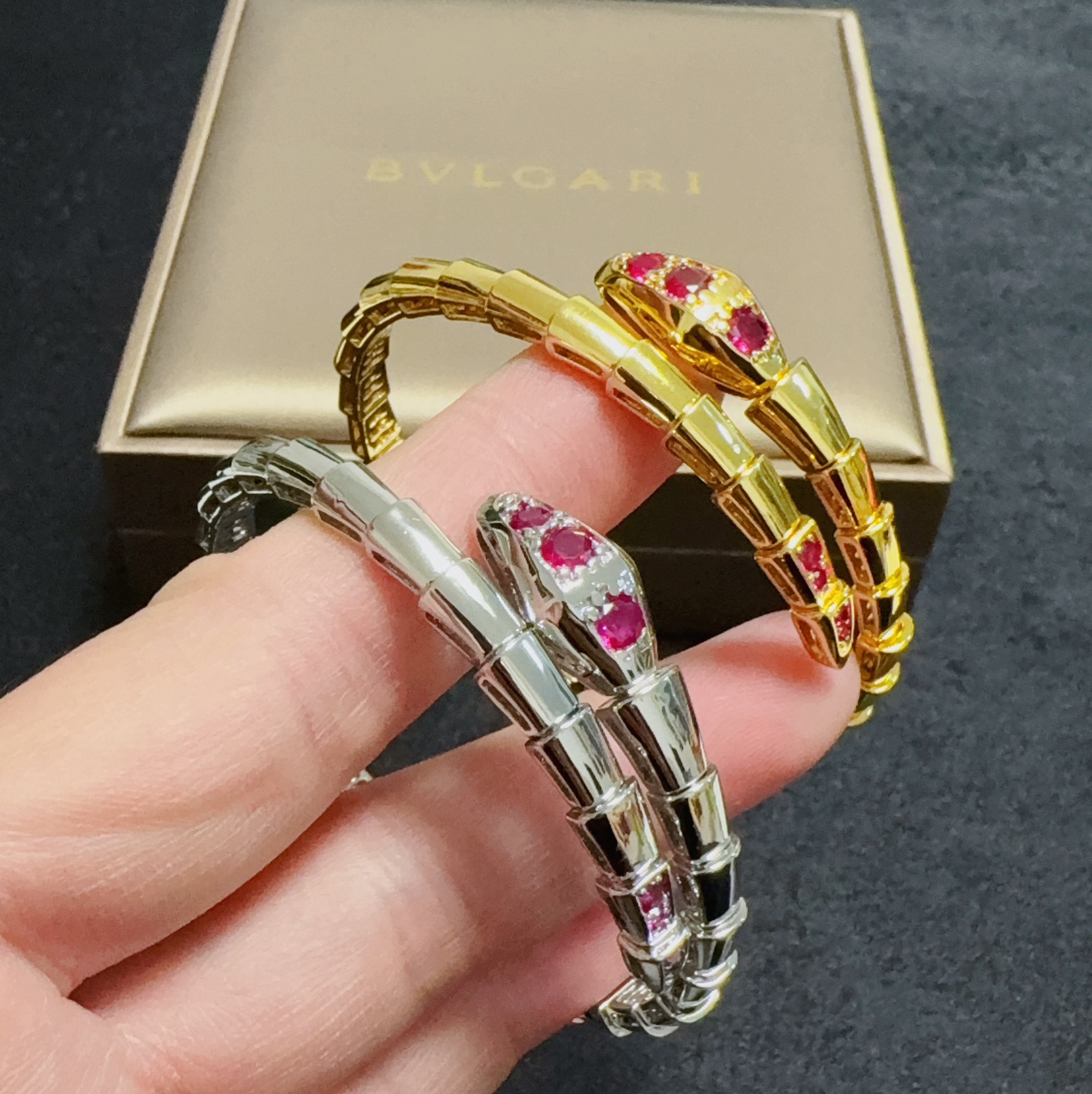 NO:111840,Bulgari premium precision version of fine snake latest ruby ​​bracelet This one is made of steel, and then laser points are applied after each section. Each accessory is finely grinded, which is time-consuming and material-consuming. Please cherish the good products BVLGARI - Bulgari snake bracelet This one is basically known to everyone now!  Bulgari masterpiece!  Quality workmanship flash sale of all goods in the market. You can feel at ease to compare the inner ring polishing is very beautiful, and the details are handled very well. Of course, good goods must be made slowly, and you can buy and cherish them. Elegant accessories, bottega veneta, bvlgari, bvlgari, bracelet19860909宝格丽高级精工版细蛇最新款红宝石手镯 这款是穿钢片,一节一节穿进去再打雷射点,每个配件都是精工细磨,费时费料,好货请珍惜BVLGARI—宝格丽蛇手镯 这款现在基本无人不知！宝格丽力作！质量做工秒杀市场一切货大家可以放心对比内圈抛光非常靓丽,细节处理得非常好,当然,好货肯定做货时间慢,且买且珍惜,饰品精品,bottega veneta,bvlgari,bvlgari,bracelet,Jewelry