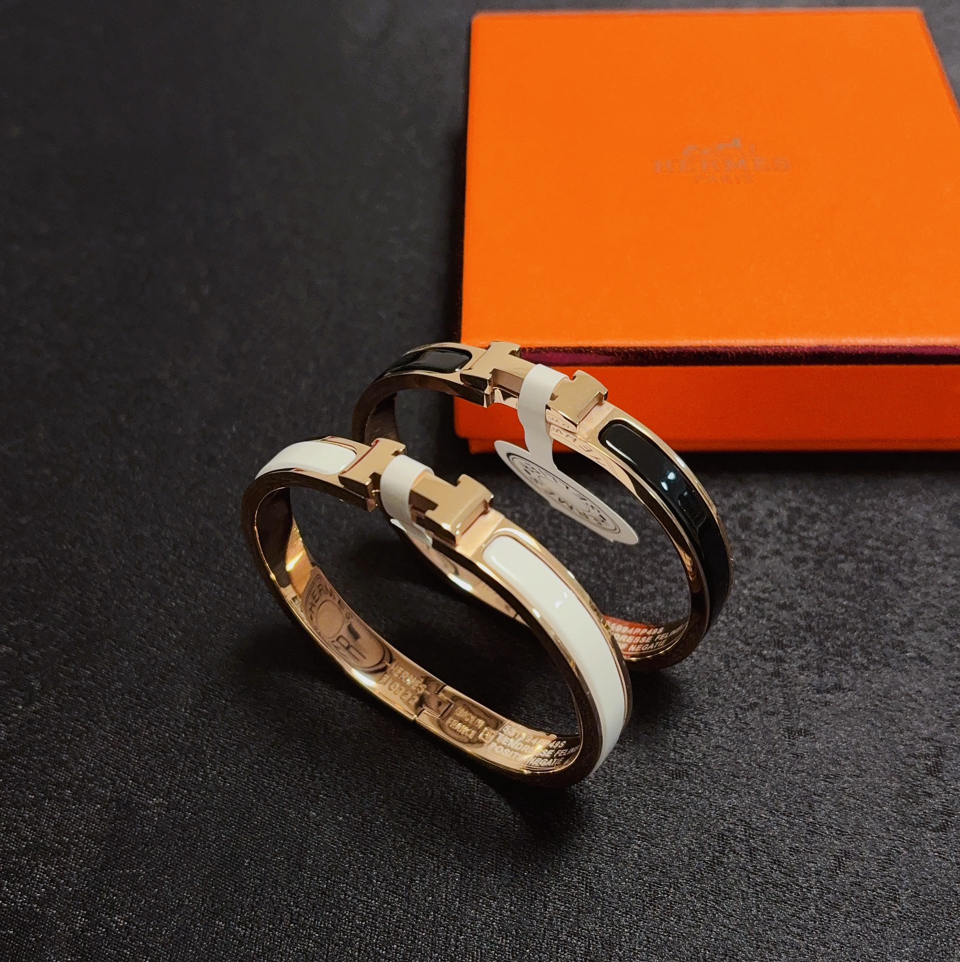 NO:105641,Hermes Hermes rose gold high-version black and white enamel medium bracelet medium version 8mm precision version. The narrow version has been loved by MM since its launch. Every color has its unique brilliance!  The effect is very good!  The smallest one!  More durable than ordinary models, fair skin color, super versatile, suitable for all occasions, high-quality versions, high-quality jewelry, hermes, hermes, bracelet19860909爱马仕Hermes玫瑰金高版本黑白色珐琅中号手镯中版本8mm精工版 窄版从上市以来一直深受MM喜爱每一种颜色都有它独一无二的光彩！上手效果非常好看！最细小的一款！比普通款更耐看显肤色白皙超级百搭适合各种场合、一年四季都可佩戴高品质版本,饰品精品,hermes,hermes,bracelet,Jewelry