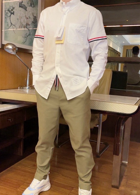 NO:122515,TB-2025 counter latest (original standard) shirt shipment, hot-selling items in New York counters!  Selected custom-made cotton fabrics imported from Italy are matched with classic designs. The brand logo at the waist and the custom webbing behind the sleeves and collar show the fashion. The upper body effect is excellent. Size 1-4 (model 1 size wears 173/130, with Hong Kong Lane Crawford gift box packaging), alexander wang19860909TB-2025专柜最新（原标）衬衣出货 纽约专柜热销单品！精选意大利进口定制精棉面料搭配经典的设计,腰间的品牌标志和袖子及领后的定制织带相当彰显时尚 上身效果超赞.尺码1-4码（模特173/130穿1码,配香港连卡佛礼盒包装）,,alexander wang,Men's clothing