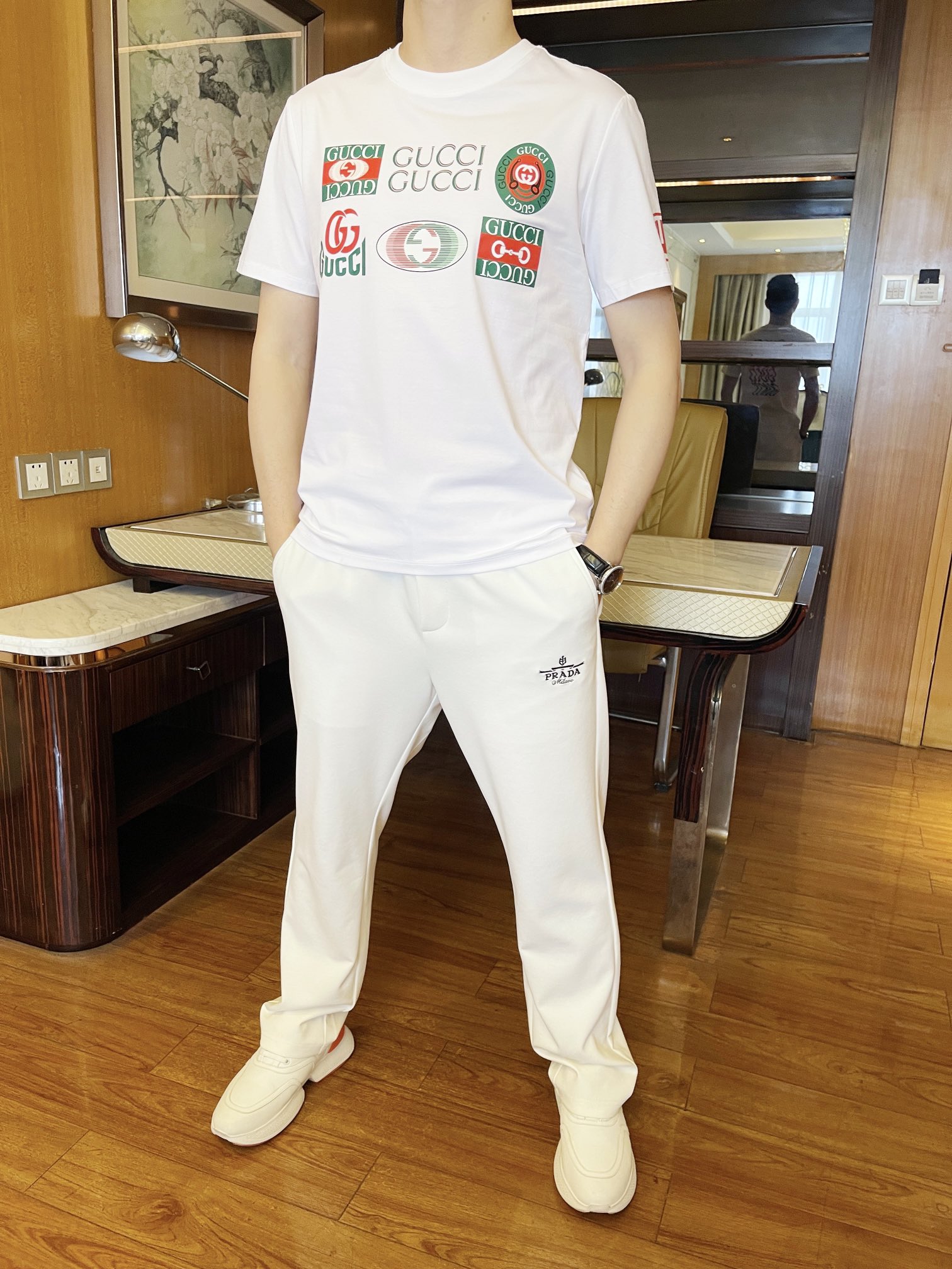 NO:122518,Guqi-2025 counter latest hot T-shirt shipment, hot-selling items in European and American counters!  Selected Italian imported fine cotton fabrics with fashionable designs, exquisite brand logo on the chest to show the charm You are definitely worthy of having. Number 48-56 (model 173/130 wears 48, with Hong Kong Lane Crawford gift box packaging), tees, t-shirt, alexander wang19860909古琦-2025专柜最新爆款T恤出货 欧美专柜热销单品！精选意大利进口精棉面料搭配时尚的设计,胸前精致的品牌标志彰显韵味 您绝对值得拥有.码数48-56（模特173/130穿48,配香港连卡佛礼盒包装）,,tees，t-shirt,alexander wang,Men's clothing