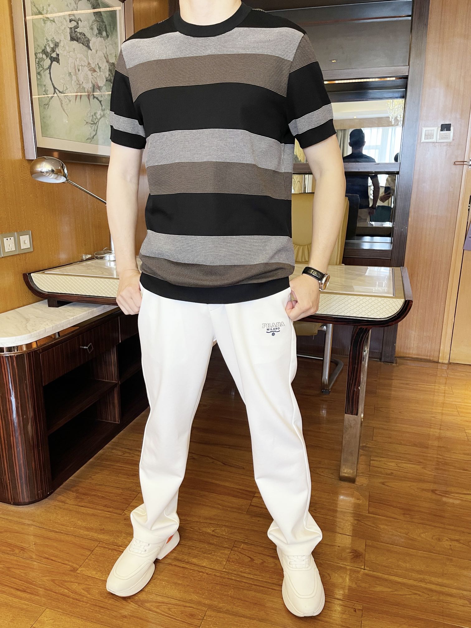 NO:122516,Prada-2025 counter latest hot T-shirt shipment, hot-selling items in European and American counters!  Selected Italian imported Tennis knitted fabrics with the latest design, the unique color-blocking design highlights fashion, and the upper body effect can be seen. Number of codes 48-56 (model 173/130 wears 48 with Hong Kong Lane Crawford gift box packaging), prada,tees, t-shirt, alexander wang19860909普拉达-2025专柜最新爆款t恤出货 欧美专柜热销单品！精选意大利进口天丝针织面料搭配最新的设计,独特的拼色设计彰显时尚 上身效果看得见.码数48-56（模特173/130穿48配香港连卡佛礼盒包装）,,prada,tees，t-shirt,alexander wang,Men's clothing