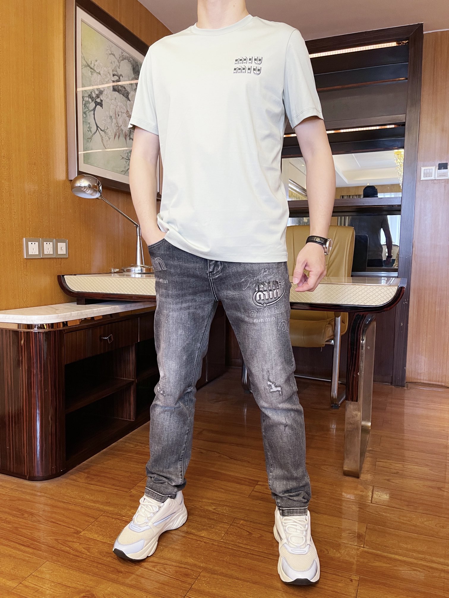 NO:122524,Miumiu-2025 counter latest hot T-shirt shipment, hot-selling items in European and American counters!  Selected Italian imported mercerized cotton fabrics with fashionable designs, exquisite brand logo on the chest to show the charm You are definitely worthy of having. Number 48-56 (model 173/130 wears 48, with Hong Kong Lane Crawford gift box packaging), miumiu,tees, t-shirt,alexander wang19860909Miumiu-2025专柜最新爆款T恤出货 欧美专柜热销单品！精选意大利进口丝光精棉面料搭配时尚的设计,胸前精致的品牌标志彰显韵味 您绝对值得拥有.码数48-56（模特173/130穿48,配香港连卡佛礼盒包装）,,miumiu,tees，t-shirt,alexander wang,Men's clothing