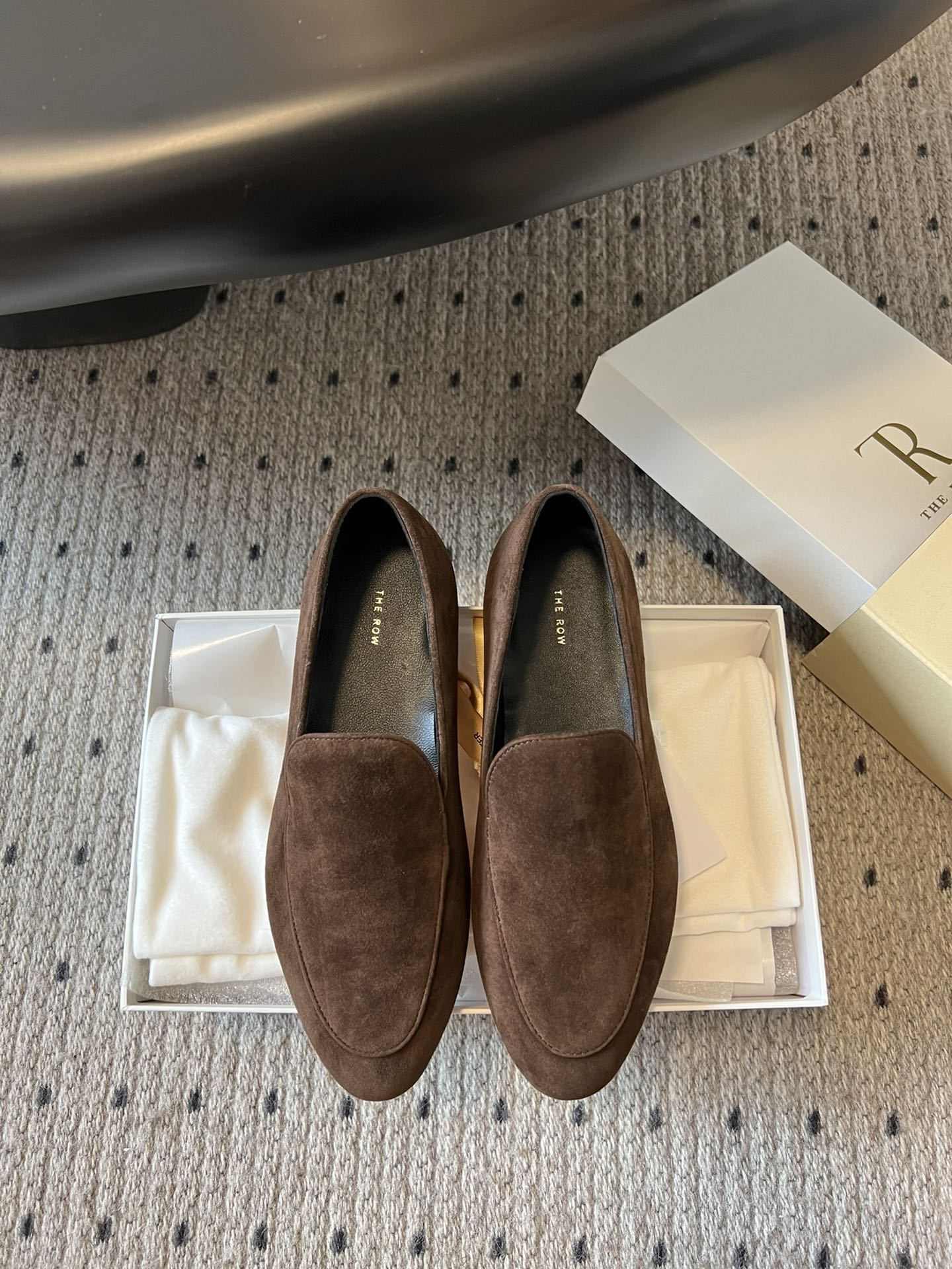 NO:236847,Dongguan purchasing agent The Row 25ss new spring and summer loafers single shoes I fell in love with this shoe at first sight, and it looks good with a little retro flavor and random combination!  All major internet celebrity bloggers are wearing it. The whole shoe is very soft and easy to wear without scratching your feet. Simple and versatile style~ Continuing the usual minimalist style, the non-lined structure makes the shoe body extremely light and sticking to the skin. The whole pair of shoes seems simple but it is difficult to craft. It uses a full leather case package, made by the master, super waste, the top is comfortable and soft and skin-friendly, and you can't worry about the feeling of the feet. It is necessary to wear it. If you don't wear it, you don't want to take it off. If you have no wearing, you don't want to take it off. If you have high requirements for the feel of the feet, you can close your eyes and enter it. Fabric imported suede/original custom imported vegetable tanned sheepskin Inner/foot pad imported grain sheepskin Outsole: Italian genuine leather soles Size#35-40 (40 custom made without return or exchange), loafers, sheepskin, chamois leather, Leather soles19860909东莞代购级 The Row 25ss 春夏季新款 乐福鞋 单鞋 第一眼看到这个鞋子就爱上了,带点复古味随意搭配都好看！ 各大网红博主都在穿它,整个鞋子非常柔软,好穿不磨脚.简约百搭款~ 延续了一贯极简风格,无内衬结构使得鞋身极其轻便贴肤,整双鞋子看似简单其实工艺很难 采用全皮套包制作工艺,老师傅制作,超级废料,上脚裸穿舒适柔软亲肤,脚感方面完全不可担心,好穿是必须的 穿若无穿的上脚体验,穿上就不想脱的款,对脚感要求高的闭眼入它 面料进口麂皮/原版定制进口植鞣羊皮 内里/垫脚进口粒面羊皮 大底: 意大利真皮大底 Size#35-40（40订做不退换）,乐福鞋,loafers,sheepskin,chamois leather,Leather soles,Women's Shoes