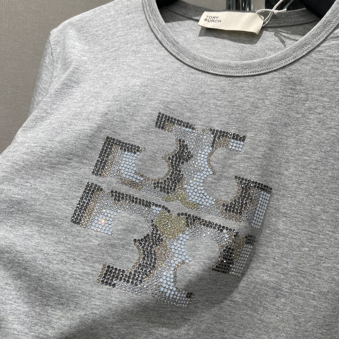 2025 Tory Burch T-shirt Collection Elevates Women’s Style with Sophistication and Elegance - 图片 5
