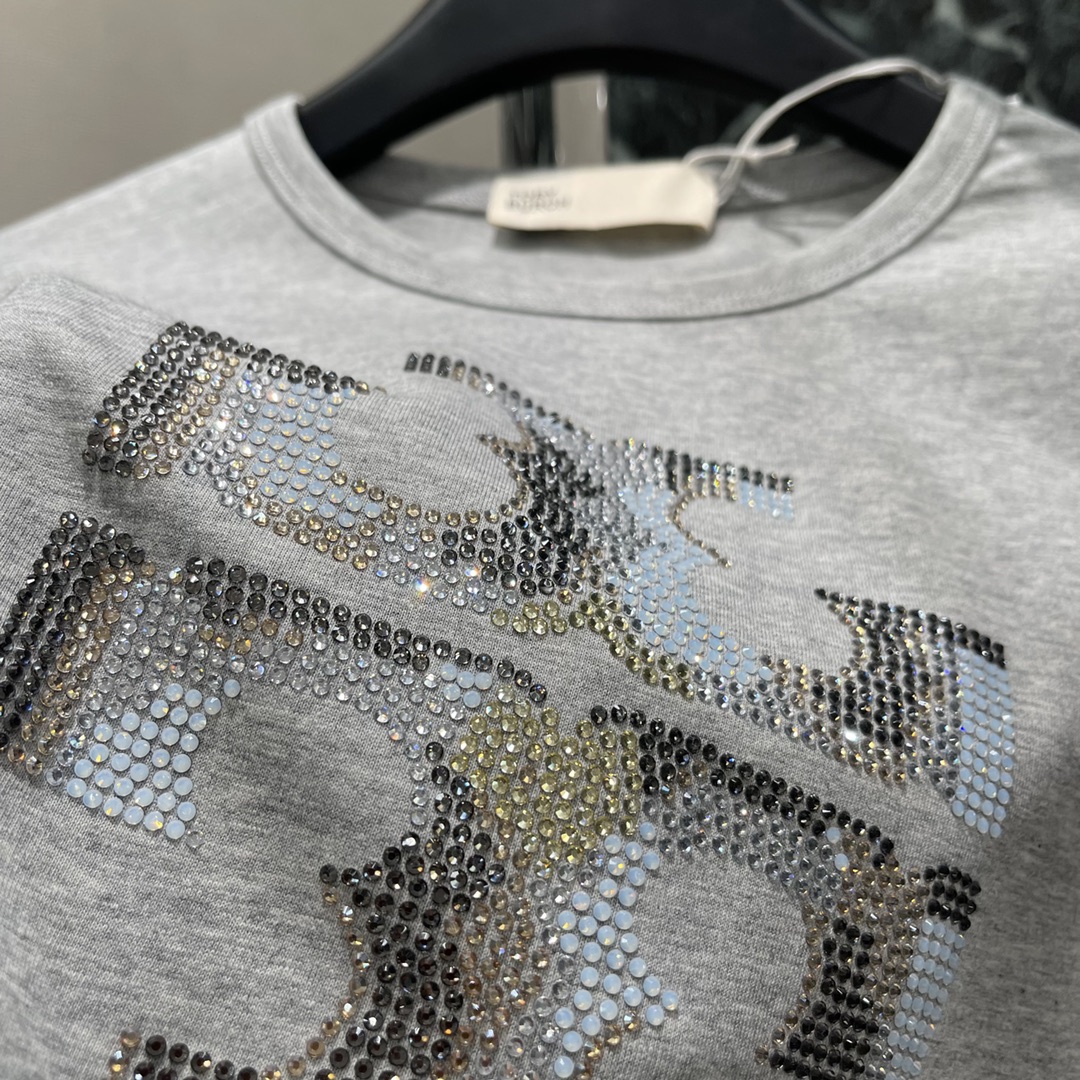 2025 Tory Burch T-shirt Collection Elevates Women’s Style with Sophistication and Elegance - 图片 6