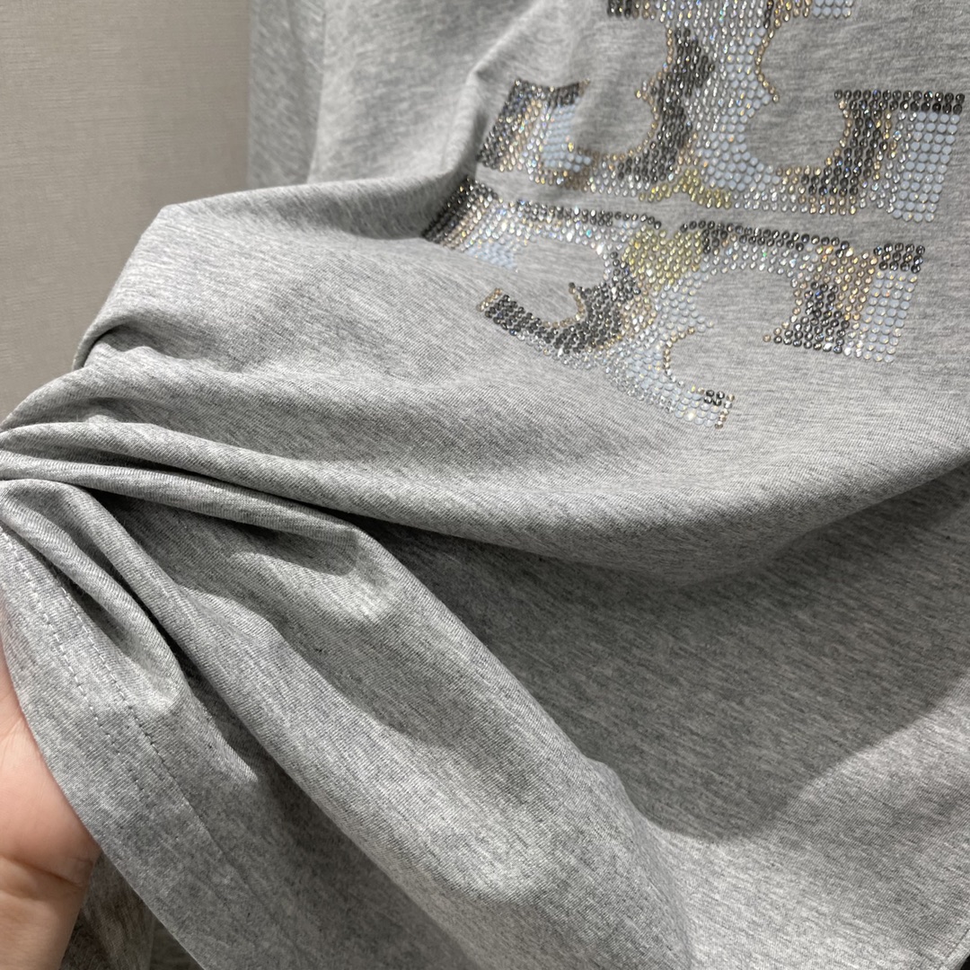 2025 Tory Burch T-shirt Collection Elevates Women’s Style with Sophistication and Elegance - 图片 7