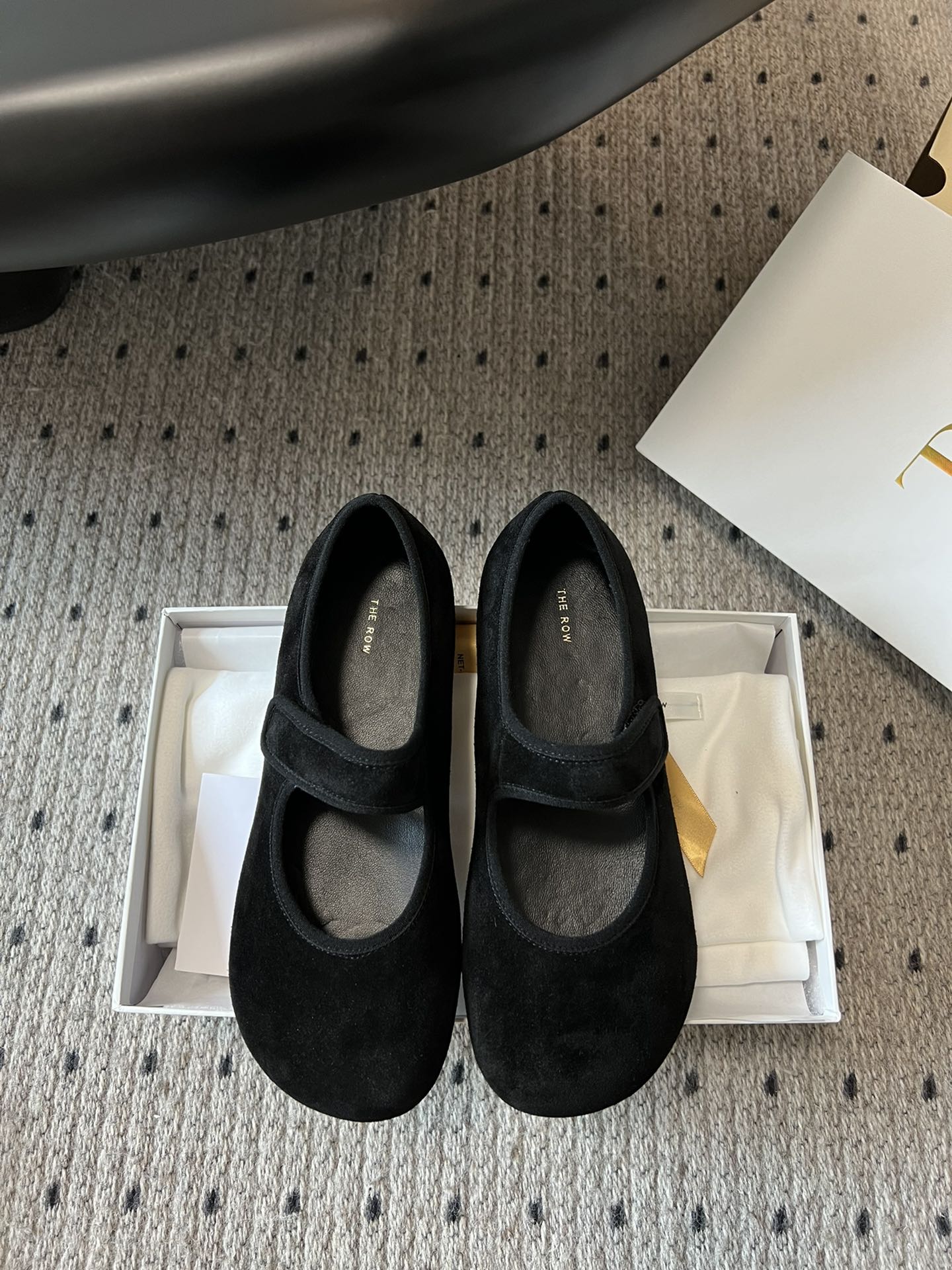 NO:236844,Dongguan purchasing grade the row 25ss Spring and Summer New style Mary Jane Ballet Single Shoes It is said that this is the most beautiful ballet of the year Grandma shoes, French elegant temperament online, high-end and fashionable, salty or sweet, literary and elegant!  Wearable items in all seasons, buckle design, easy to wear and look good, Fengmo's global classic works, soft and delicate sheepskin fabric makes this ballet immediately unique and very textured. Fabric imported suede, soft sheepskin footbed, outsole: original open mold rubber sole Size: #35-40 (40 custom made without return and exchange), ballet shoes, mary jane, sheepskin, chamois leather19860909东莞代购级 the row 25ss 春夏季 新款 玛丽珍 芭蕾舞 单鞋 据说这是本年度最美丽的芭蕾舞 奶奶鞋,法式优雅气质在线、高级又时髦,可盐可甜,文艺又气质！ 四季可穿的单品,挂扣设计,好穿又好看,风魔全球经典著作,柔软细腻羊皮面料让这款芭蕾舞 立马变得与众不同,非常的有质感. 面料进口麂皮 内里垫脚柔软羊皮 大底: 原版开模橡胶大底 Size :#35-40（40定做不退换）,芭蕾舞鞋,mary jane,sheepskin,chamois leather,Women's Shoes