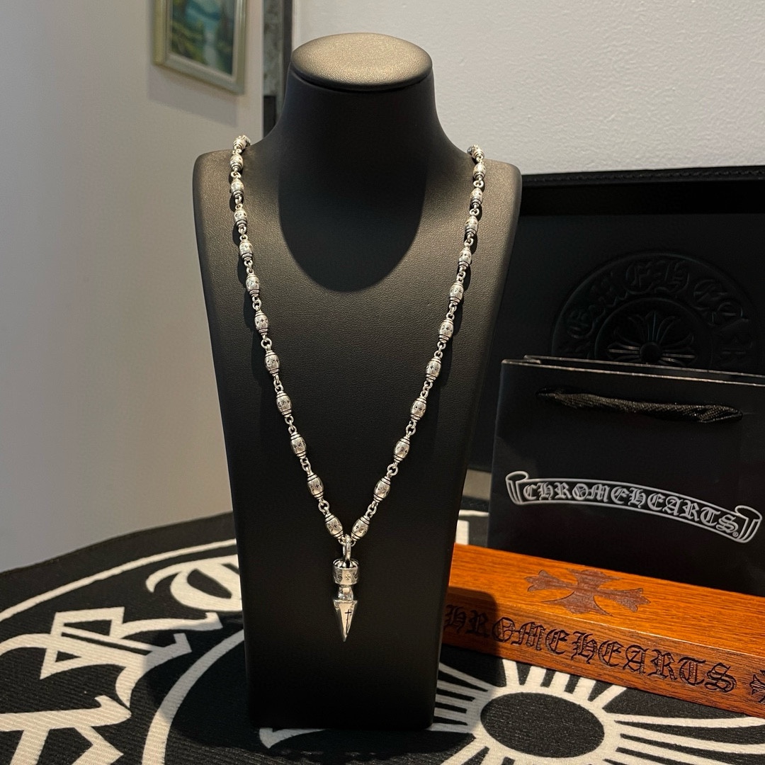 NO:105623,TikTok/Kuaishou/ins/Xiaohongshu/Live Hot, New [Counter Quality] Chrome Hearts Croxin alphabet flower necklace, bullet pendant, concave and concave shapes with different patterns and design styles, presenting unique cross Scout flowers are Croxin's ambitions, so they last longer. Genuine version of Chrome Hearts Croxin, differentiated from the market, benchmarked on the quality of the version, looked at the details of the letter printing, retro old gray oxygen level. Seiko version!  !  !  Pure handmade ~ Authentic model opening must-have fashion and fashion, both men and women can wear it, same style for couples, original official website, rock punk style silver style, retro elements, trendy and versatile!  , jewelry boutique, chrome hearts, chrome hearts, necklace19860909批 抖音/快手/ins/小红书/直播热门 ,新款【专柜品质】Chrome Hearts克罗心字母球花项链 ,子弹吊坠,凹凸造型不同的花纹设计风格 呈现出与众不同 十字架 童军花是克罗心的志 所以更经久不衰 正品打版Chrome Hearts克罗心 区别市场普通轻版 对版对标品质 看字印细节 复古做旧灰氧程度.精工版本！！！ 纯手工打造 ～正品开模潮流时尚必备 男女均可佩戴 情侣同款 官网原版 摇滚朋克泰银风格 复古元素 潮流百搭！,饰品精品,chrome hearts,chrome hearts,necklace,Jewelry