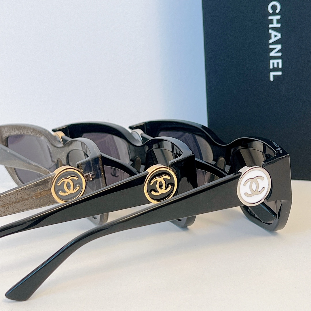  新品发售～
经典圆形双c
CHANE* 
MOD：9521
SIZE：56-18-137
🔝🔝