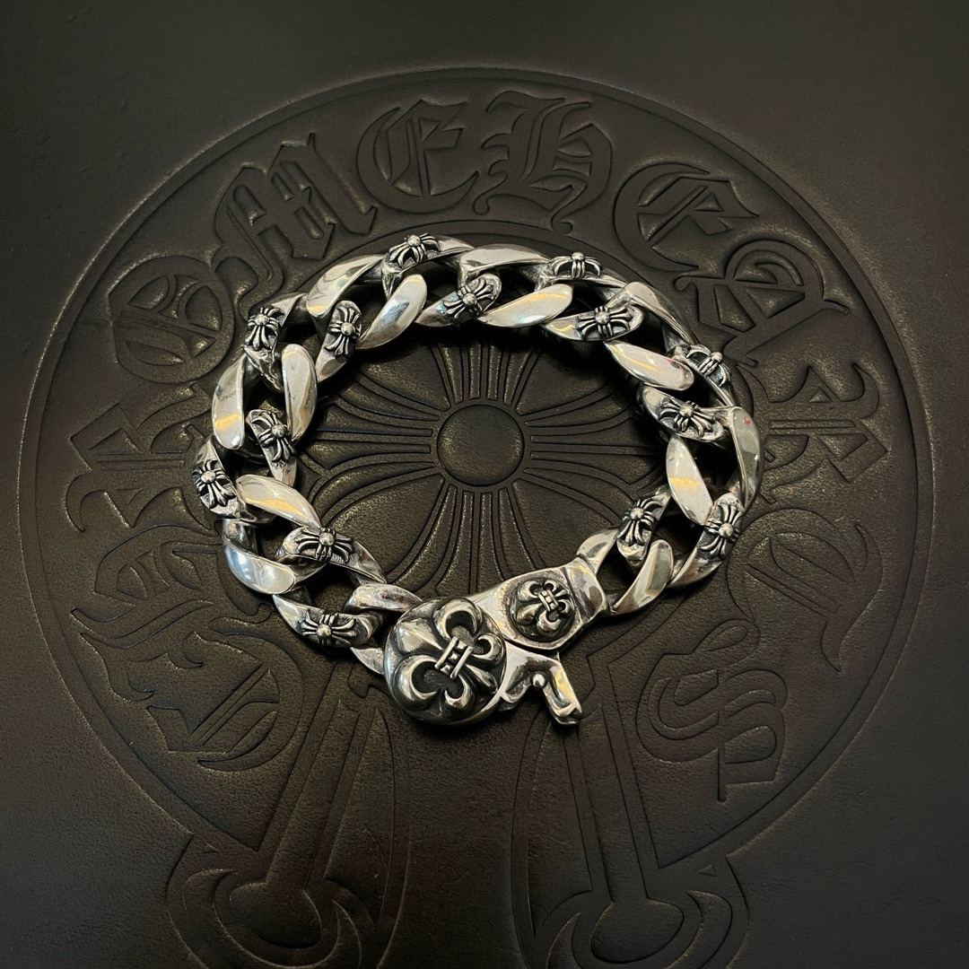 NO:105626,Batch New model [Counter Quality] Chrome Hearts Croxin Classic Retro Cross Scout Flower Shrimp Cuff Bracelet Different Concave and Convex and Convex Design Styles Presenting Different Cross Scout Flowers are Croxin's ambitions, so they last longer. Genuine version of Chrome Hearts Croxin Difference on the market ordinary light version, benchmarking the quality of the version, looking at the details of the letter printing, retro old gray oxygen level. Seiko version!  !  !  Pure handmade ~ Authentic model opening must-have fashion and fashion, both men and women can wear it, same style for couples, original official website, rock punk style silver style, retro elements, trendy and versatile!  , jewelry boutique, chrome hearts, chrome hearts, bracelet19860909批 新款【专柜品质】Chrome Hearts克罗心经典复古十字架童军花虾扣手链 凹凸造型不同的花纹设计风格 呈现出与众不同 十字架 童军花是克罗心的志 所以更经久不衰 正品打版Chrome Hearts克罗心 区别市场普通轻版 对版对标品质 看字印细节 复古做旧灰氧程度.精工版本！！！ 纯手工打造 ～正品开模潮流时尚必备 男女均可佩戴 情侣同款 官网原版 摇滚朋克泰银风格 复古元素 潮流百搭！,饰品精品,chrome hearts,chrome hearts,bracelet,Jewelry