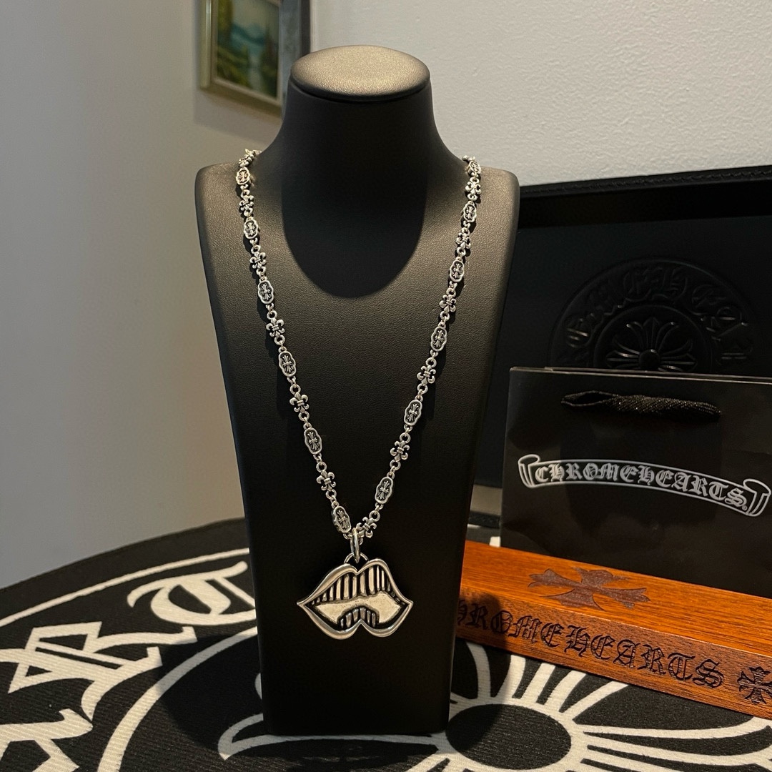 NO:105629,Comment on Douyin/Kuaishou/ins/Xiaohongshu/Live Hot, New [Counter Quality] Chrome Hearts Croxin Cross Flower Necklace, Big Mouth Pendant, Concave and Convex and Convex Scout Flowers present unique to others Cross Scout Flowers are Croxin's ambitions, so they last longer. Genuine version of Chrome Hearts Croxin, different market light version, benchmarking quality, looking at the details of the letter printing, retro old gray oxygen level. Seiko version!  !  !  Pure handmade ~ Authentic model opening must-have fashion and fashion, both men and women can wear it, same style for couples, original official website, rock punk style silver style, retro elements, trendy and versatile!  , jewelry boutique, chrome hearts, chrome hearts, necklace19860909批抖音/快手/ins/小红书/直播热门 ,新款【专柜品质】Chrome Hearts克罗心十字花项链 ,大嘴吊坠,凹凸造型不同的花纹设计风格 呈现出与众不同 十字架 童军花是克罗心的志 所以更经久不衰 正品打版Chrome Hearts克罗心 区别市场普通轻版 对版对标品质 看字印细节 复古做旧灰氧程度.精工版本！！！ 纯手工打造 ～正品开模潮流时尚必备 男女均可佩戴 情侣同款 官网原版 摇滚朋克泰银风格 复古元素 潮流百搭！,饰品精品,chrome hearts,chrome hearts,necklace,Jewelry