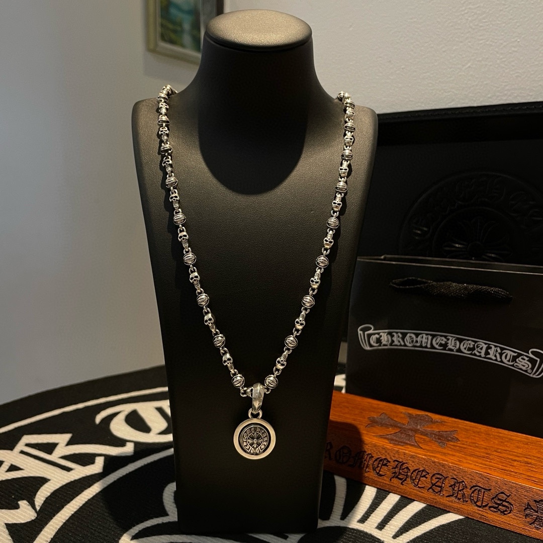 NO:105636,New [Counter Quality] Chrome Hearts Croxin Classic retro cross ball skull necklace Horseshoe print pendant Different pattern design styles with concave and convex shapes present uniqueness Cross Scout flowers are Croxin's ambitions, so they last longer. Genuine version of Chrome Hearts Croxin, differentiated from the market ordinary light version, benchmarked on the quality of the version, looking at the details of the letter printing, retro old gray oxygen level. Seiko version!  !  !  Pure handmade ~ Authentic model opening must-have fashion and fashion, both men and women can wear it, same style for couples, original official website, rock punk style silver style, retro elements, trendy and versatile!  , jewelry boutique, chrome hearts, chrome hearts, necklace19860909新款【专柜品质】Chrome Hearts克罗心 经典复古十字花球骷髅头项链 马蹄印吊坠 凹凸造型不同的花纹设计风格 呈现出与众不同 十字架 童军花是克罗心的志 所以更经久不衰 正品打版Chrome Hearts克罗心 区别市场普通轻版 对版对标品质 看字印细节 复古做旧灰氧程度.精工版本！！！ 纯手工打造 ～正品开模潮流时尚必备 男女均可佩戴 情侣同款 官网原版 摇滚朋克泰银风格 复古元素 潮流百搭！,饰品精品,chrome hearts,chrome hearts,necklace,Jewelry