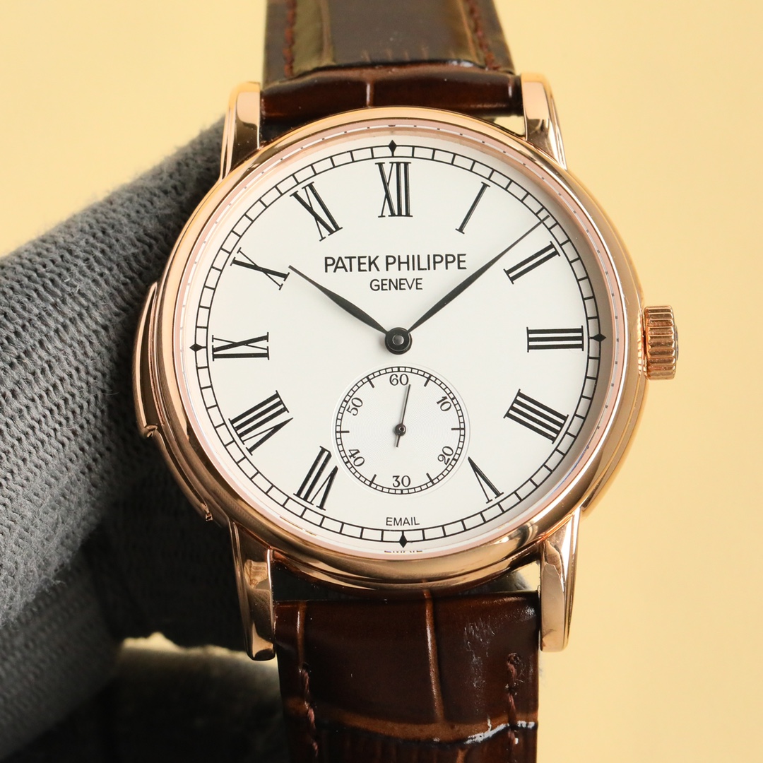 NO:147874,White Gold [Latest Production of TW in the Year] Patek Philippe's highest-version watch in the market!  The TW watchmaker team took 8 months to carefully design, dared to be the first, broke through the multi-layer technical bottleneck, and strived for perfection!  [Case] ​​The market's exclusive latest pot cover glass material, the dial is simple and extraordinary, the 12 scales are integrated with glass, the exclusive full diamond case has a super 3D three-dimensional feeling, ultra-thin craftsmanship, and a diameter of 40mm. [Movement] The watch uses the original 9015 movement, with a frequency of 28,800 times per hour, and zero rework quality. [Watch buckle] style with Italian cowhide makes the wrist fit and comfortable, and the watch buckle is engraved with a classic logo, which is generous and classy. No one really owns Patek Philippe, but it is just kept for the next generation.,, patek philippe, cowhide19860909白 金【 TW 年最新出品】百达翡丽 市场最高版本腕表！TW制表师团队历时8个月精心设计,敢为人先,突破多层技术瓶颈,力求完美！【表壳】市场独家最新锅盖玻璃材质,表盘简而不凡,12个刻度与玻璃融为一体,独家的满钻表壳,具有超强3D立体感,超薄工艺,直径40mm.【机芯】腕表采用原装9015机芯,每小时振频28800次,零返修质量.【表带扣】款式搭配意大利牛皮让手腕更贴合舒适,腕表表扣上面刻有经典标志,大方富有档次. 没有人真正拥有百达翡丽,只不过为下一代保管而已.,,patek philippe,cowhide,Watch