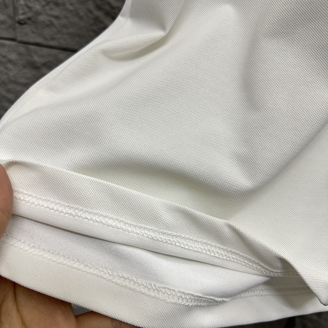 New 2025 Miu Miu Short-Sleeve Polo with Simple Embroidery in Black and White - 图片 5