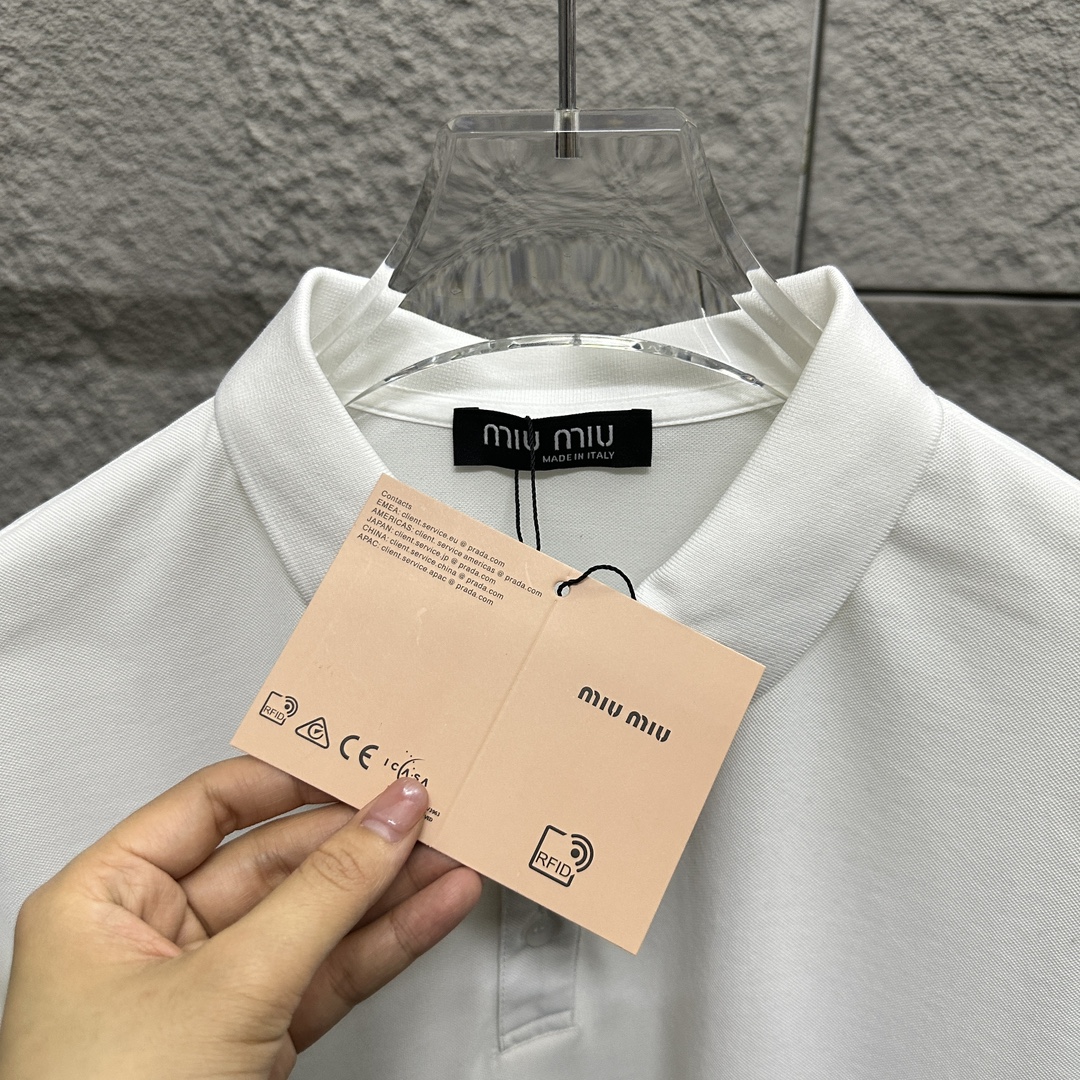 New 2025 Miu Miu Short-Sleeve Polo with Simple Embroidery in Black and White - 图片 4