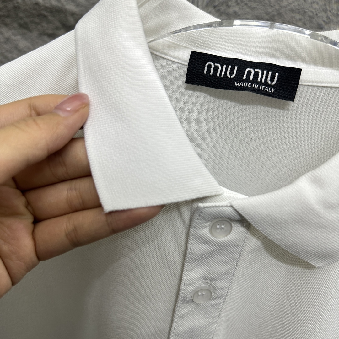 New 2025 Miu Miu Short-Sleeve Polo with Simple Embroidery in Black and White - 图片 7