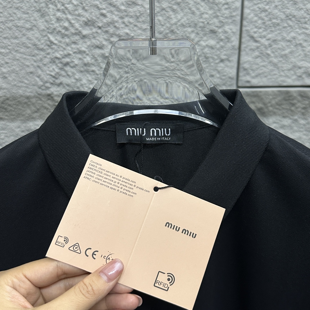 New Miu Miu Short Sleeves Polo 2025 with Small Embroidery Detail in Black and White - 图片 5