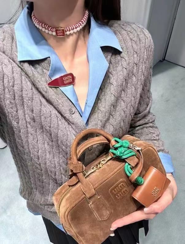 批125配原版包装miumiu  谬谬 包包 挂件 专柜同步 原版定制 最美单品 高级感十足 整体细节非常令人惊喜，典雅而时尚，突显法式高雅气息。