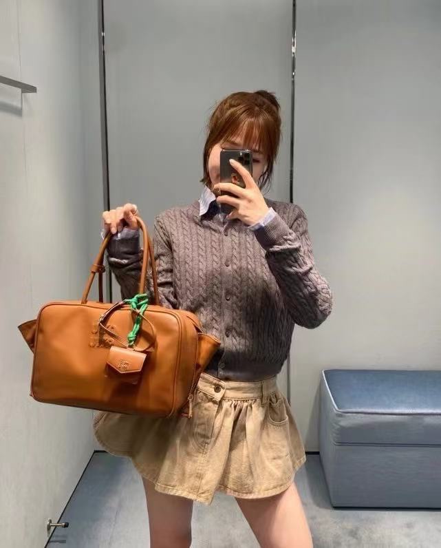 批125配原版包装miumiu  谬谬 包包 挂件 专柜同步 原版定制 最美单品 高级感十足 整体细节非常令人惊喜，典雅而时尚，突显法式高雅气息。