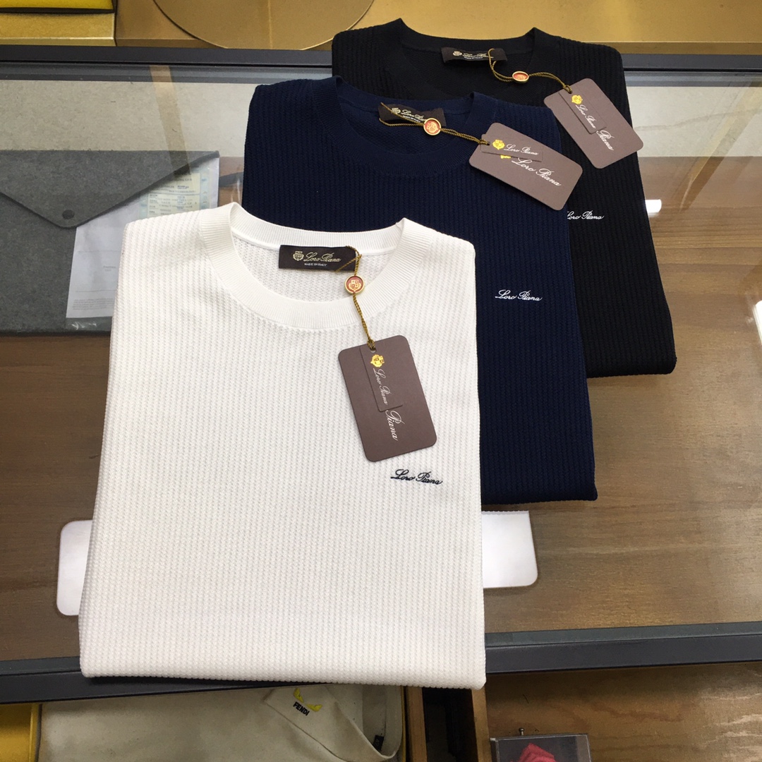 NO:129892,New product [LP...] 2025 Spring and Summer New Short Sleeve Knitted Short Sleeves The overall color is bright and bright, and the customized mercerized cotton feels smooth and soft, with a strong drape, natural and soft texture, super comfortable in the body, and a strong drape!  T-shirts are very comfortable and practical in daily wear, super toughness is better than ordinary cotton, the texture is fine, soft and skin-friendly, the touch is light and cool, the color is bright and the color is fast, the breathability and drape are good, and it can be worn now. Especially when driving and going out, M-3xL, loro piana, T-shirt, tees, t-shirt, alexander wang19860909新品【LP...】 2025 春夏新款短袖 针织短袖 整体上色泽较鲜明和光亮,定制丝光棉 手感顺滑揉软,悬垂感特强,质地自然柔软、贴身超级舒服,悬垂感特强！T恤日常穿搭很自在很实用,超级的有韧性比起一般的棉手感质感都更好的,面料质地细腻、柔软、亲肤,触感轻薄凉爽,色泽艳丽色牢度高,透气性及悬垂性好 现在也可以穿 特别是开车和外出,M-3xL,,loro piana,T-shirt,tees，t-shirt,alexander wang,Men's clothing