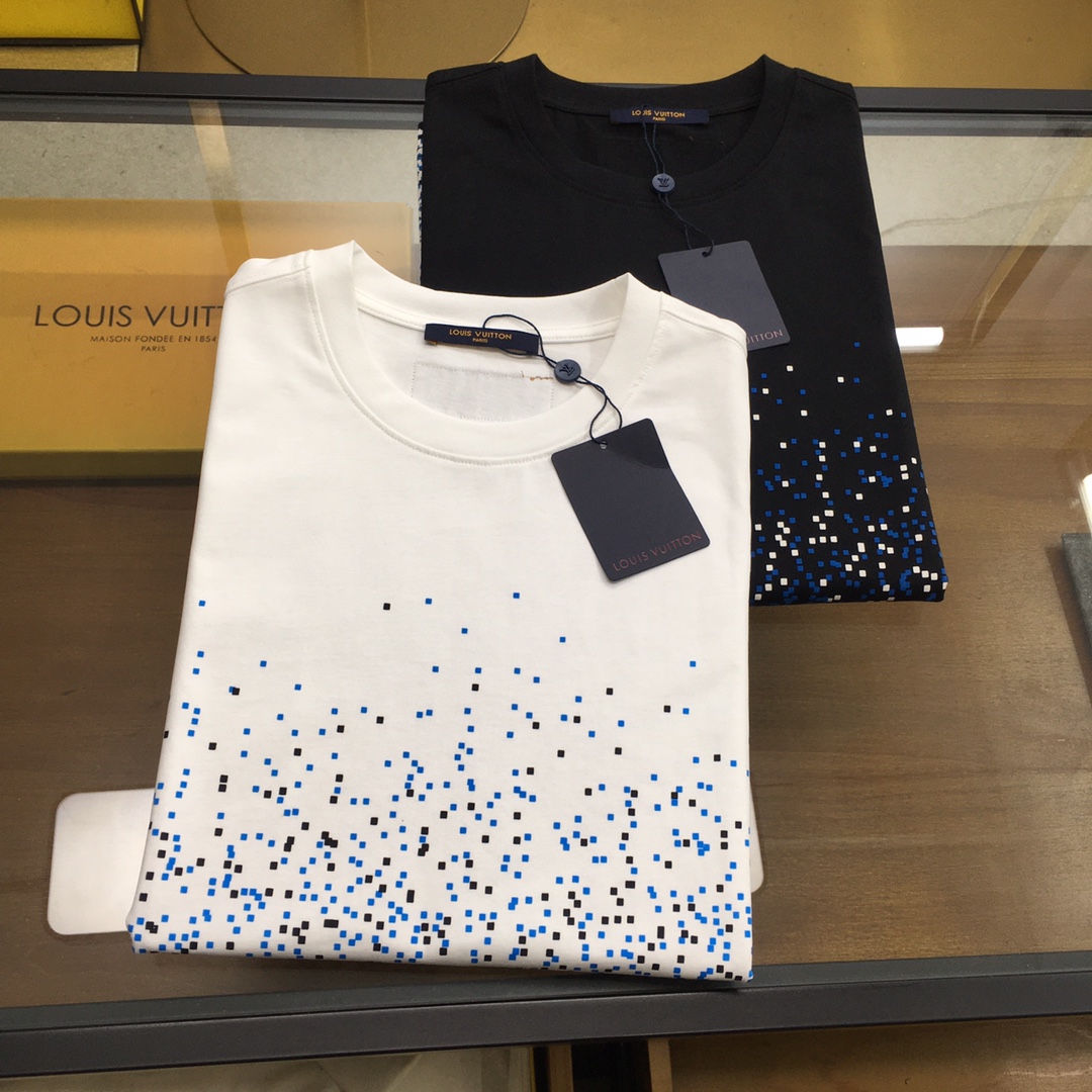 NO:129854,New product [L.v] High-end fabric 250g plain cotton 2025 spring and summer counter new product short-sleeved fashion classic round neck short-sleeved cuff hem adopts traceless design Fashion item design, more fashionable and comfortable, high-standard customization, very stylish upper body, classic LOGO pattern on the chest brand customer-supplied auxiliary materials, customer-supplied imported high-end fabric with very delicate texture, exquisite details and exquisite craftsmanship, extremely shaping item, can be matched with any fashion, super good style, a must-have item for trendy men Size S-XXL!  ,T-shirt,alexander wang19860909新品【L.v】 高定面料 250克平纹纯棉 2025春夏专柜新品短袖时尚经典圆领短袖袖口下摆采用无痕设计 时尚单品设计,更加时尚舒适,高标准定制,上身非常有型,胸前品牌经典LOGO 图案 客供辅料,客供进口高档面料质感非常细腻,细节工艺精湛考究,塑造性极高的一款单品,任何时装都可以搭配,版型超级好 潮男必备单品 尺码S-XXL！,,T-shirt,alexander wang,Men's clothing