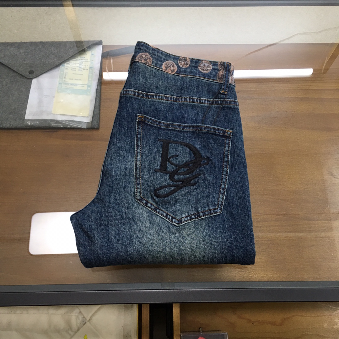 NO:129875,New product [D.G] New# - New spring and summer style, men's jeans original original cloth original wash water!  Imported original wash elastic fabrics, complex handicrafts superimposed, any wash process will become a completely different color effect after a few more seconds, so it is more precious, especially long-lasting and odor-resistant... Use the best tannin elastic texture, genuine leather leather cards, high-quality metal accessories... to create a unique and original jeans style!  Classic logo embossing technology, original hardware and accessories, super positive style, comfortable and breathable, extremely high grade, counter quality, and handsome upper body. Number of codes 29-38 (35 37), ,jeans,alexander wang19860909新品【D.G】 New# -春夏新款,男士牛仔裤原厂原布原洗水！进口原版水洗弹力面料,复杂的手工艺叠加,任何一个洗水环节多停留几秒都会变成完全不一样的颜色效果,所以越加珍贵,特别持久、耐味…… 选用上乘的丹宁弹力质感,真皮皮牌、高定的金属辅料……打造出独特及原创的牛仔裤款型！ 经典logo压花工艺,原版五金辅料,版型超正,舒适透气,档次极高,专柜品质,上身帅气十足. 码数29-38（35 37）,,jeans,alexander wang,Men's clothing