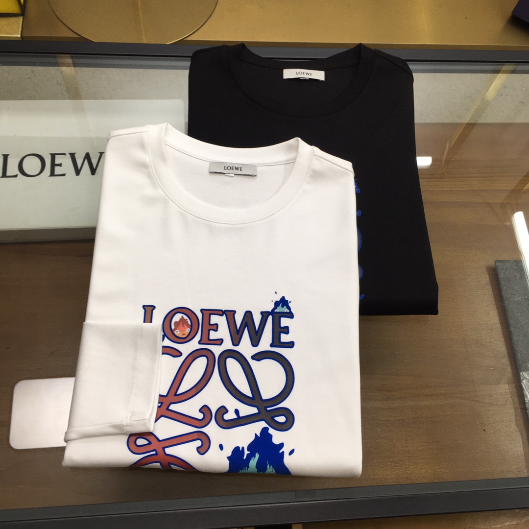 NO:129861,New products are on the market [Loew...] 2025 spring counter new products, casual long-sleeved T-shirts [single wear base], top trading company goods, heavy high-end products, original Italian, perfect and first-class quality!  A single item with a strong sense of craft logo design, bringing fashion aesthetics to the extreme, it is quite artistic, and custom-made imported high-end mercerized cotton material!  The fabric is soft and comfortable!  The details are in place, and the construction is very unique and clever, and the whole body is clean and neat, and the lines are simple and elegant. It is suitable to wear a base alone!  Color: White Black (Good of Fatty) Number of codes: M-5XL [Please report height and weight by placing an order], loewe,tees, t-shirt, alexander wang19860909新品上市【Loew...】 2025春季专柜新品 休闲长袖T恤【单穿打底】,顶级贸易公司货,重磅高端尖品,意大利原产 品相完美一流！工艺logo设计感超强的一款单品,将时装美学发挥到极致,相当有意境,定制进口高级丝光棉材质！面料柔软舒适！细节设计到位,非常别致巧妙的构建,通体干净利落,线条感简洁大方.单穿打底皆宜！ 颜色:白色 黑色(胖子福音) 码数:M-5XL【下单请报身高体重】,,loewe,tees，t-shirt,alexander wang,Men's clothing