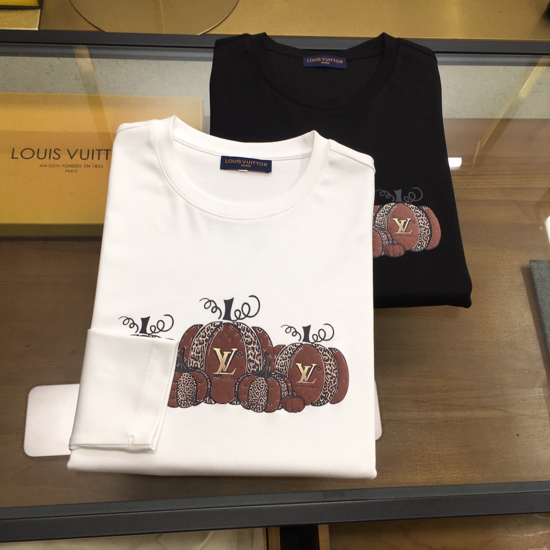 NO:129837,New products are on the market [L.v...] 2025 spring counter new products, casual long-sleeved T-shirts [single wear base], top trading company goods, heavy high-end products, original Italian, perfect and first-class quality!  A single item with a strong sense of craft logo design, bringing fashion aesthetics to the extreme, it is quite artistic, and custom-made imported high-end mercerized cotton material!  The fabric is soft and comfortable!  The details are in place, and the construction is very unique and clever, and the whole body is clean and neat, and the lines are simple and elegant. It is suitable to wear a base alone!  Color: White Black (Good of Fatty) Number of codes: M-5XL [Please report height and weight by placing an order], tees, t-shirt, alexander wang19860909新品上市【L.v...】 2025春季专柜新品 休闲长袖T恤【单穿打底】,顶级贸易公司货,重磅高端尖品,意大利原产 品相完美一流！工艺logo设计感超强的一款单品,将时装美学发挥到极致,相当有意境,定制进口高级丝光棉材质！面料柔软舒适！细节设计到位,非常别致巧妙的构建,通体干净利落,线条感简洁大方.单穿打底皆宜！ 颜色:白色 黑色(胖子福音) 码数:M-5XL【下单请报身高体重】,,tees，t-shirt,alexander wang,Men's clothing