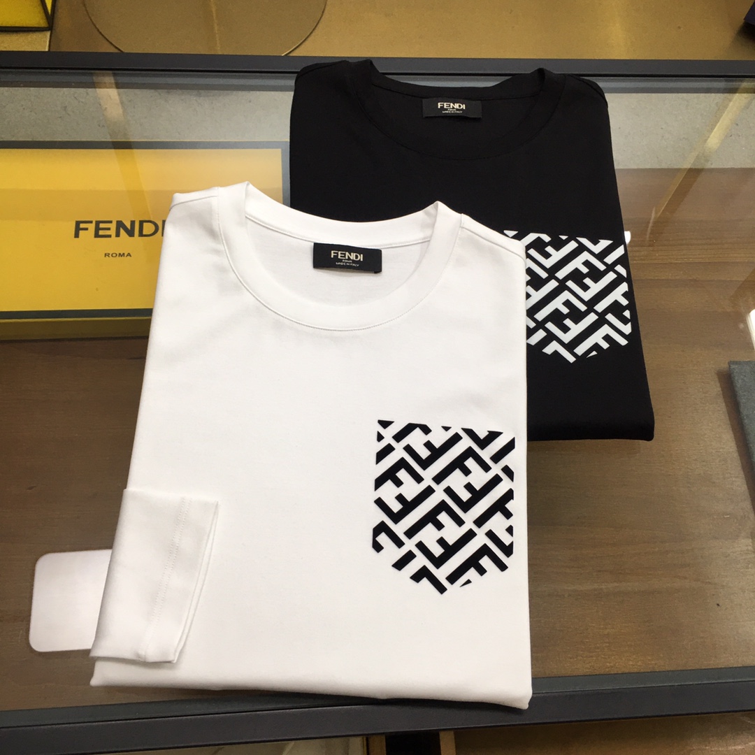 NO:129831,New products are on the market [Fend...] 2025 spring counter new products, casual long-sleeved T-shirts [single wear base], top trading company goods, heavy high-end products, original from Italy, perfect and first-class quality!  A single item with a strong sense of craft logo design, bringing fashion aesthetics to the extreme, it is quite artistic, and custom-made imported high-end mercerized cotton material!  The fabric is soft and comfortable!  The details are in place, and the construction is very unique and clever, and the whole body is clean and neat, and the lines are simple and elegant. It is suitable to wear a base alone!  Color: White Black (Good of Fatty) Number of codes: M-5XL [Please report height and weight by placing an order], fendi,tees, t-shirt,alexander wang19860909新品上市【Fend...】 2025春季专柜新品 休闲长袖T恤【单穿打底】,顶级贸易公司货,重磅高端尖品,意大利原产 品相完美一流！工艺logo设计感超强的一款单品,将时装美学发挥到极致,相当有意境,定制进口高级丝光棉材质！面料柔软舒适！细节设计到位,非常别致巧妙的构建,通体干净利落,线条感简洁大方.单穿打底皆宜！ 颜色:白色 黑色(胖子福音) 码数:M-5XL【下单请报身高体重】,,fendi,tees，t-shirt,alexander wang,Men's clothing