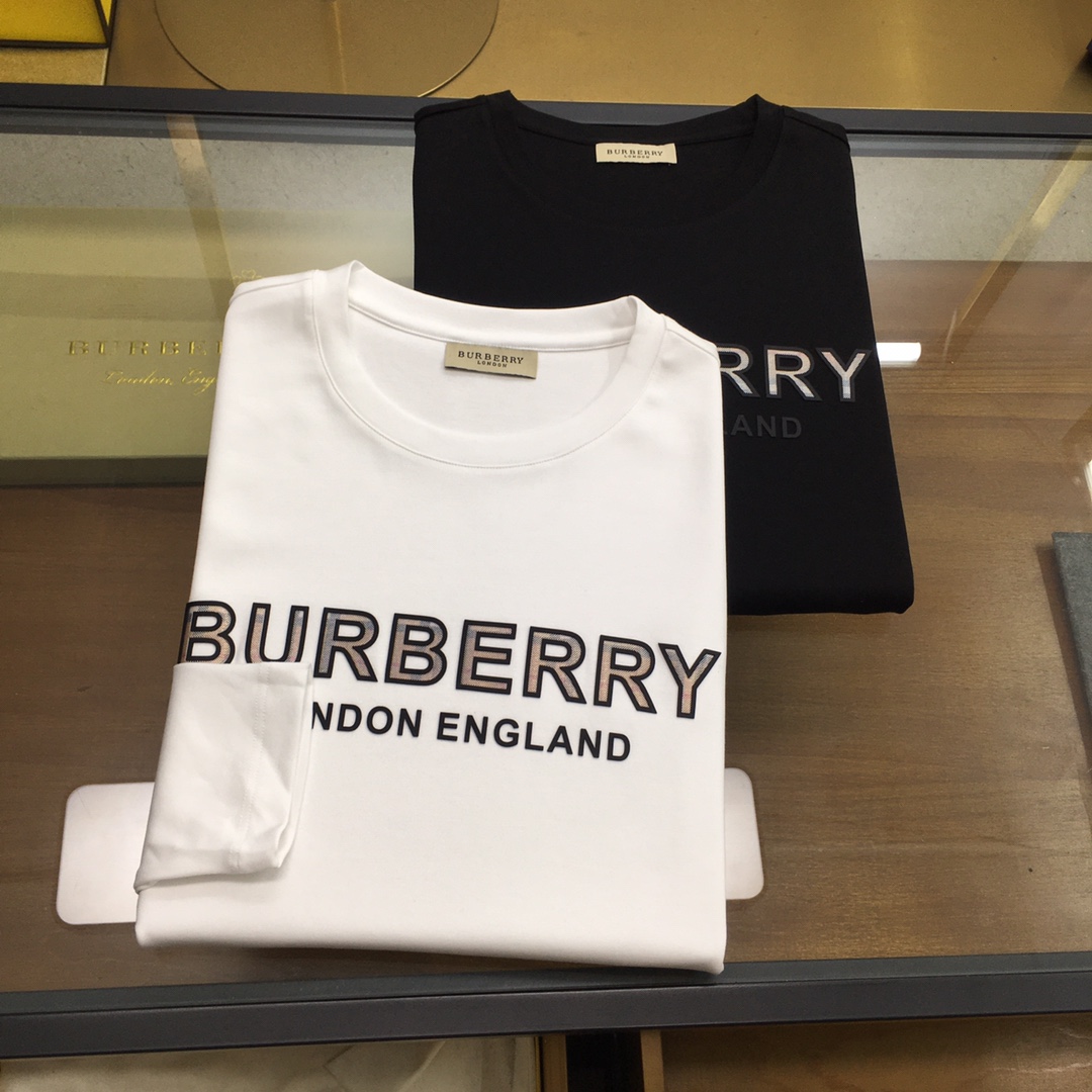 NO:129849,New products on the market [Burber...y] 2025 spring counter new products, casual long-sleeved T-shirts [single wear base], top trading company goods, heavy high-end products, original Italian, perfect and first-class quality!  A single item with a strong sense of craft logo design, bringing fashion aesthetics to the extreme, it is quite artistic, and custom-made imported high-end mercerized cotton material!  The fabric is soft and comfortable!  The details are in place, and the construction is very unique and clever, and the whole body is clean and neat, and the lines are simple and elegant. It is suitable to wear a base alone!  Color: White Black (Good of Fatty) Number of codes: M-5XL [Please report height and weight by placing an order], burberry, tees, t-shirt, alexander wang19860909新品上市【Burber...y】 2025春季专柜新品 休闲长袖T恤【单穿打底】,顶级贸易公司货,重磅高端尖品,意大利原产 品相完美一流！工艺logo设计感超强的一款单品,将时装美学发挥到极致,相当有意境,定制进口高级丝光棉材质！面料柔软舒适！细节设计到位,非常别致巧妙的构建,通体干净利落,线条感简洁大方.单穿打底皆宜！ 颜色:白色 黑色(胖子福音) 码数:M-5XL【下单请报身高体重】,,burberry,tees，t-shirt,alexander wang,Men's clothing