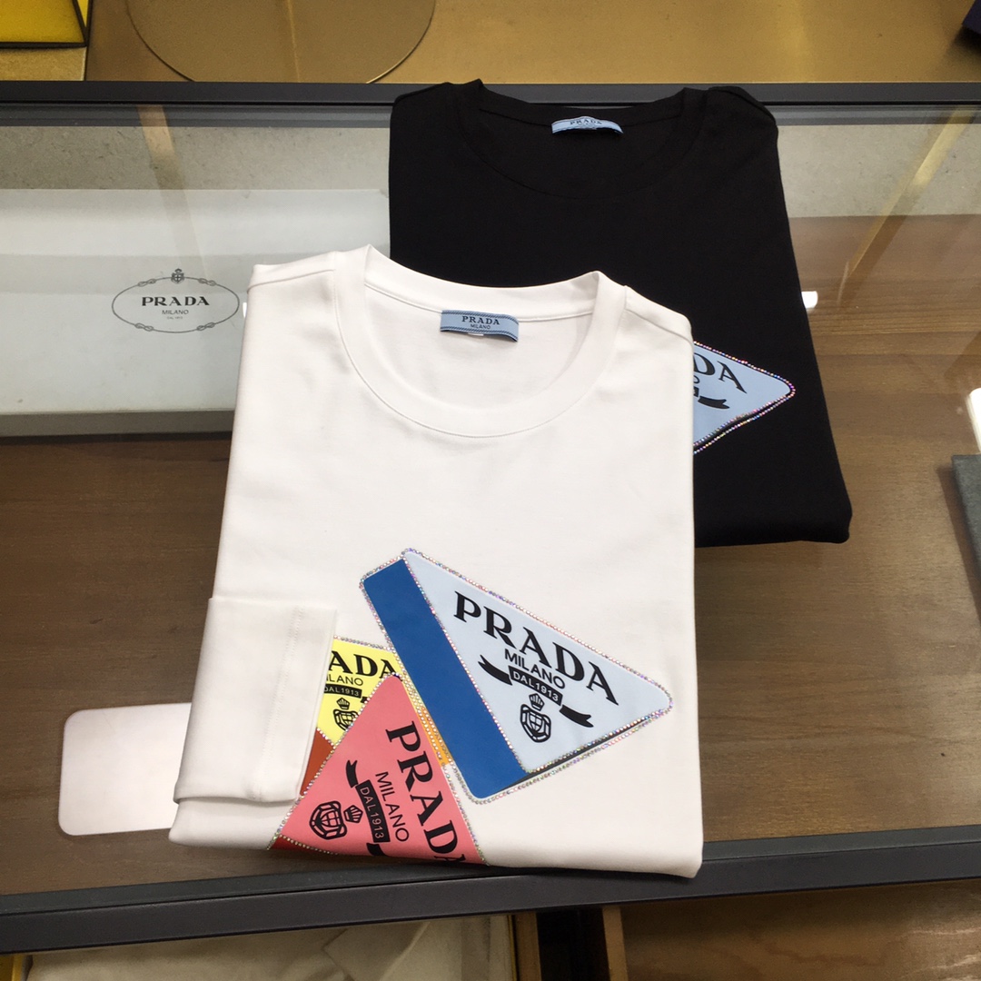 NO:129843,New products are on the market [Prad...] 2025 spring counter new products, casual long-sleeved T-shirts [single wear base], top trading company goods, heavyweight high-end products, original from Italy, perfect and first-class quality!  A single item with a strong sense of craft logo design, bringing fashion aesthetics to the extreme, it is quite artistic, and custom-made imported high-end mercerized cotton material!  The fabric is soft and comfortable!  The details are in place, and the construction is very unique and clever, and the whole body is clean and neat, and the lines are simple and elegant. It is suitable to wear a base alone!  Color: White Black (Good of Fatty) Number of codes: M-5XL [Please report height and weight by placing an order], prada,tees, t-shirt, alexander wang19860909新品上市【Prad...】 2025春季专柜新品 休闲长袖T恤【单穿打底】,顶级贸易公司货,重磅高端尖品,意大利原产 品相完美一流！工艺logo设计感超强的一款单品,将时装美学发挥到极致,相当有意境,定制进口高级丝光棉材质！面料柔软舒适！细节设计到位,非常别致巧妙的构建,通体干净利落,线条感简洁大方.单穿打底皆宜！ 颜色:白色 黑色(胖子福音) 码数:M-5XL【下单请报身高体重】,,prada,tees，t-shirt,alexander wang,Men's clothing