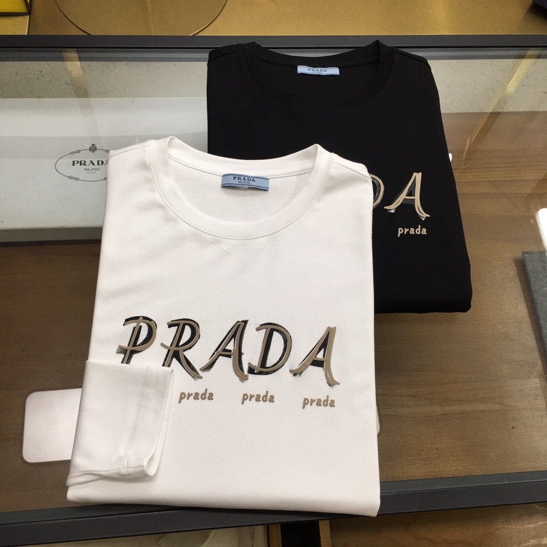 NO:129855,New products are on the market [Prad...] 2025 spring counter new products, casual long-sleeved T-shirts [single wear base], top trading company goods, heavyweight high-end products, original from Italy, perfect and first-class quality!  A single item with a strong sense of craft logo design, bringing fashion aesthetics to the extreme, it is quite artistic, and custom-made imported high-end mercerized cotton material!  The fabric is soft and comfortable!  The details are in place, and the construction is very unique and clever, and the whole body is clean and neat, and the lines are simple and elegant. It is suitable to wear a base alone!  Color: White Black (Good of Fatty) Number of codes: M-5XL [Please report height and weight by placing an order], prada,tees, t-shirt, alexander wang19860909新品上市【Prad...】 2025春季专柜新品 休闲长袖T恤【单穿打底】,顶级贸易公司货,重磅高端尖品,意大利原产 品相完美一流！工艺logo设计感超强的一款单品,将时装美学发挥到极致,相当有意境,定制进口高级丝光棉材质！面料柔软舒适！细节设计到位,非常别致巧妙的构建,通体干净利落,线条感简洁大方.单穿打底皆宜！ 颜色:白色 黑色(胖子福音) 码数:M-5XL【下单请报身高体重】,,prada,tees，t-shirt,alexander wang,Men's clothing