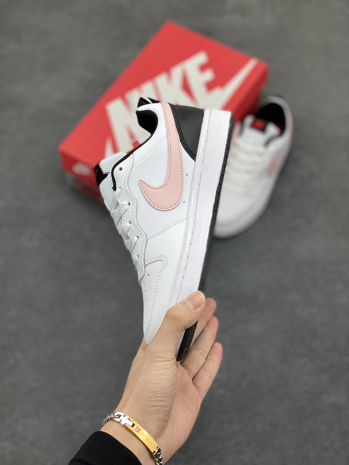 图片[3]-福利特价 Nike Court Borough Low 低帮百搭透气休闲运动板鞋男女鞋 经典耐用的设计，兼顾舒适脚感和出众风范，演绎匠心之作。结构性的支撑贴合感结合复古篮球设计，塑就场外全明星风范。 货号：DQ5448-110 尺码：36 36.5 37.5 38 38.5 39 40 40.5 41 42 42.5 43 44 44.5 45-选品中心