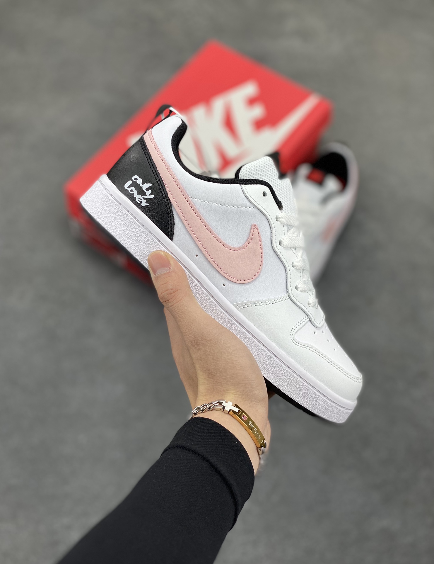 福利特价 Nike Court Borough Low 低帮百搭透气休闲运动板鞋男女鞋 经典耐用的设计,兼顾舒适脚感和出众风范,演绎匠心之作。结构性的支撑贴合感结合复古篮球设计,塑就场外全明星风范。 货号:DQ5448-110 尺码:36 36.5 37.5 38 38.5 39 40 40.5 41 42 42.5 43 44 44.5 45-选品中心