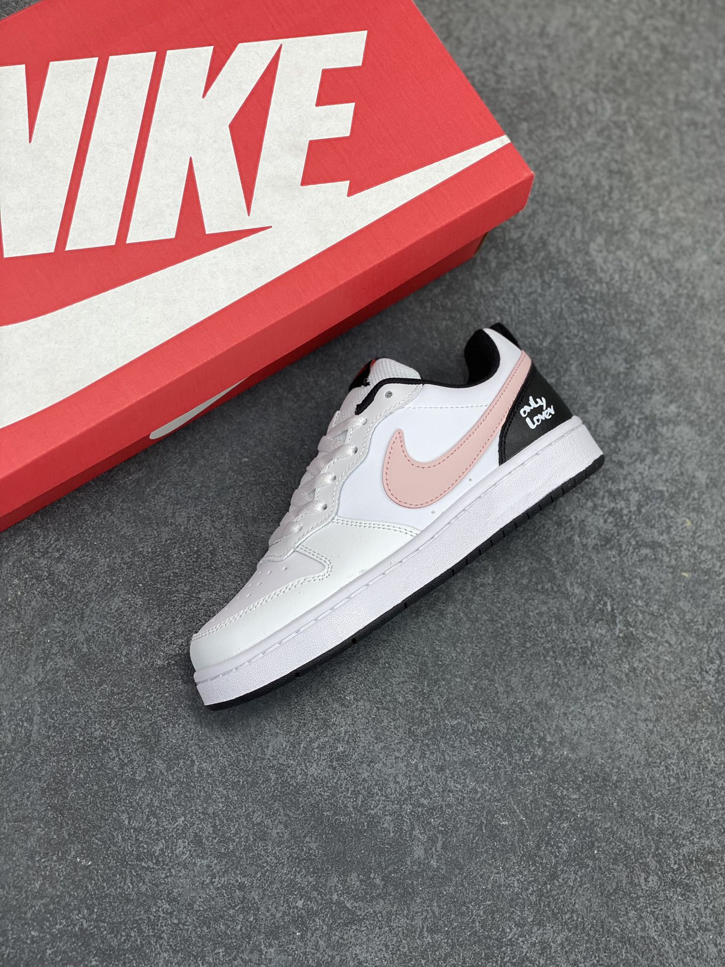 图片[7]-福利特价 Nike Court Borough Low 低帮百搭透气休闲运动板鞋男女鞋 经典耐用的设计，兼顾舒适脚感和出众风范，演绎匠心之作。结构性的支撑贴合感结合复古篮球设计，塑就场外全明星风范。 货号：DQ5448-110 尺码：36 36.5 37.5 38 38.5 39 40 40.5 41 42 42.5 43 44 44.5 45-选品中心