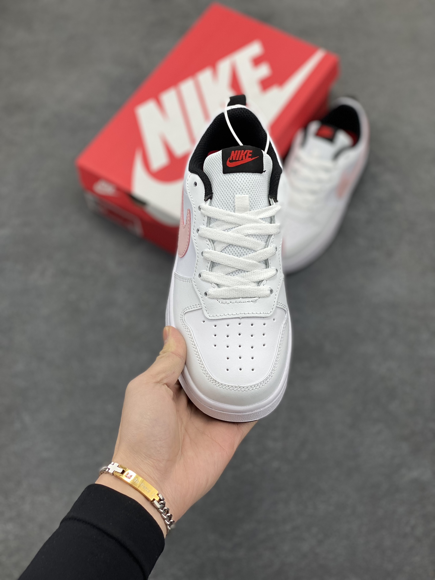 图片[2]-福利特价 Nike Court Borough Low 低帮百搭透气休闲运动板鞋男女鞋 经典耐用的设计，兼顾舒适脚感和出众风范，演绎匠心之作。结构性的支撑贴合感结合复古篮球设计，塑就场外全明星风范。 货号：DQ5448-110 尺码：36 36.5 37.5 38 38.5 39 40 40.5 41 42 42.5 43 44 44.5 45-选品中心