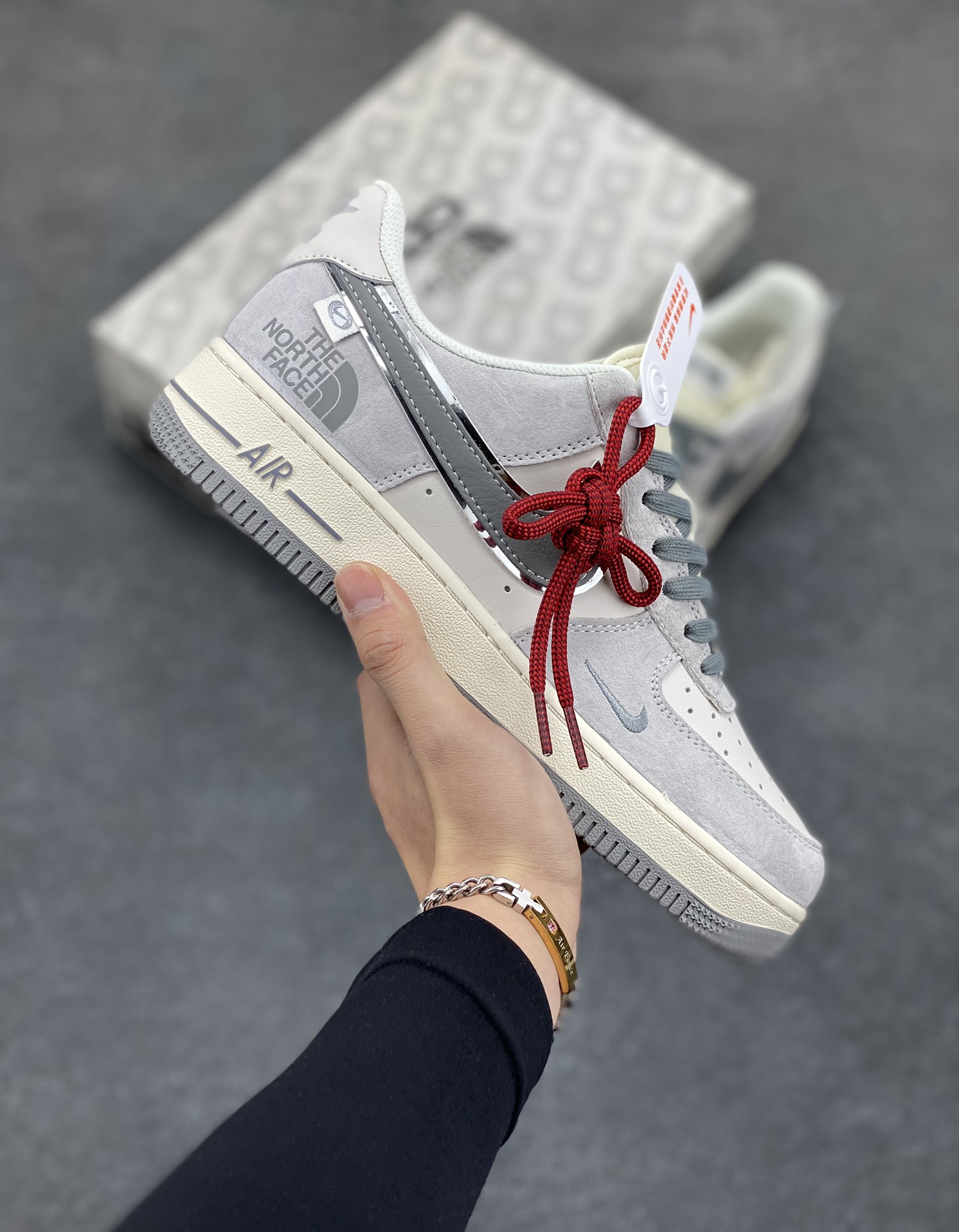NIke Air Force 1 \’07 Low “北面联名——灰猪八灰底”空军一号 低帮 运动鞋 休闲鞋 折边针车 工艺难度大 原楦头原纸板 原装鞋盒 定制五金配件 内置全掌气垫 原厂鞋底 货号：XZ6188-915 尺码：36 36.5 37.5 38 38.5 39 40 40.5 41 42 42.5 43 44 44.5 45-选品中心