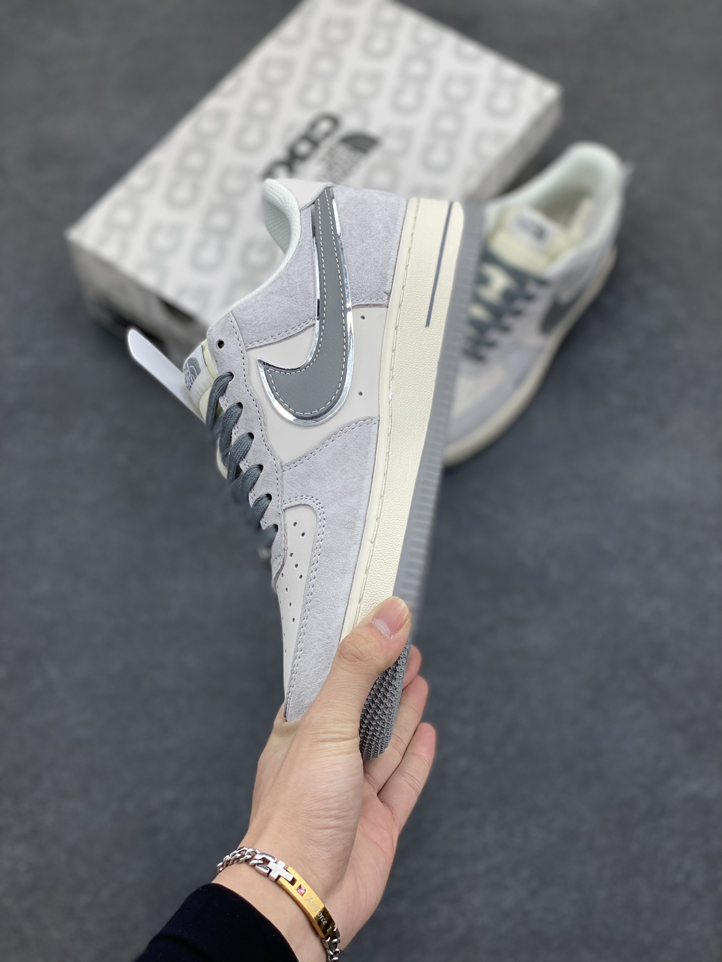 图片[3]-NIke Air Force 1 \’07 Low “北面联名——灰猪八灰底”空军一号 低帮 运动鞋 休闲鞋 折边针车 工艺难度大 原楦头原纸板 原装鞋盒 定制五金配件 内置全掌气垫 原厂鞋底 货号：XZ6188-915 尺码：36 36.5 37.5 38 38.5 39 40 40.5 41 42 42.5 43 44 44.5 45-选品中心