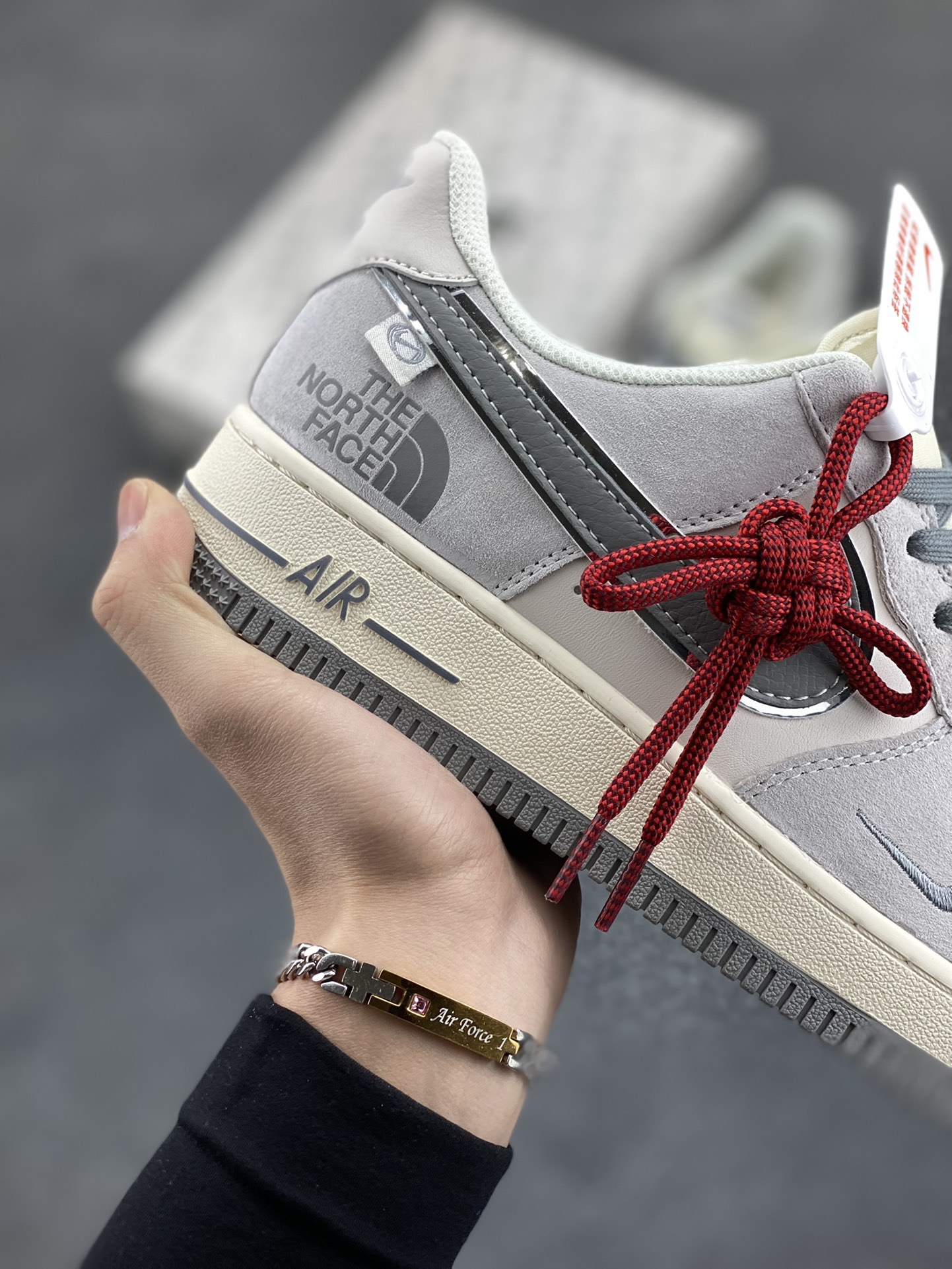 图片[6]-NIke Air Force 1 \’07 Low “北面联名——灰猪八灰底”空军一号 低帮 运动鞋 休闲鞋 折边针车 工艺难度大 原楦头原纸板 原装鞋盒 定制五金配件 内置全掌气垫 原厂鞋底 货号：XZ6188-915 尺码：36 36.5 37.5 38 38.5 39 40 40.5 41 42 42.5 43 44 44.5 45-选品中心