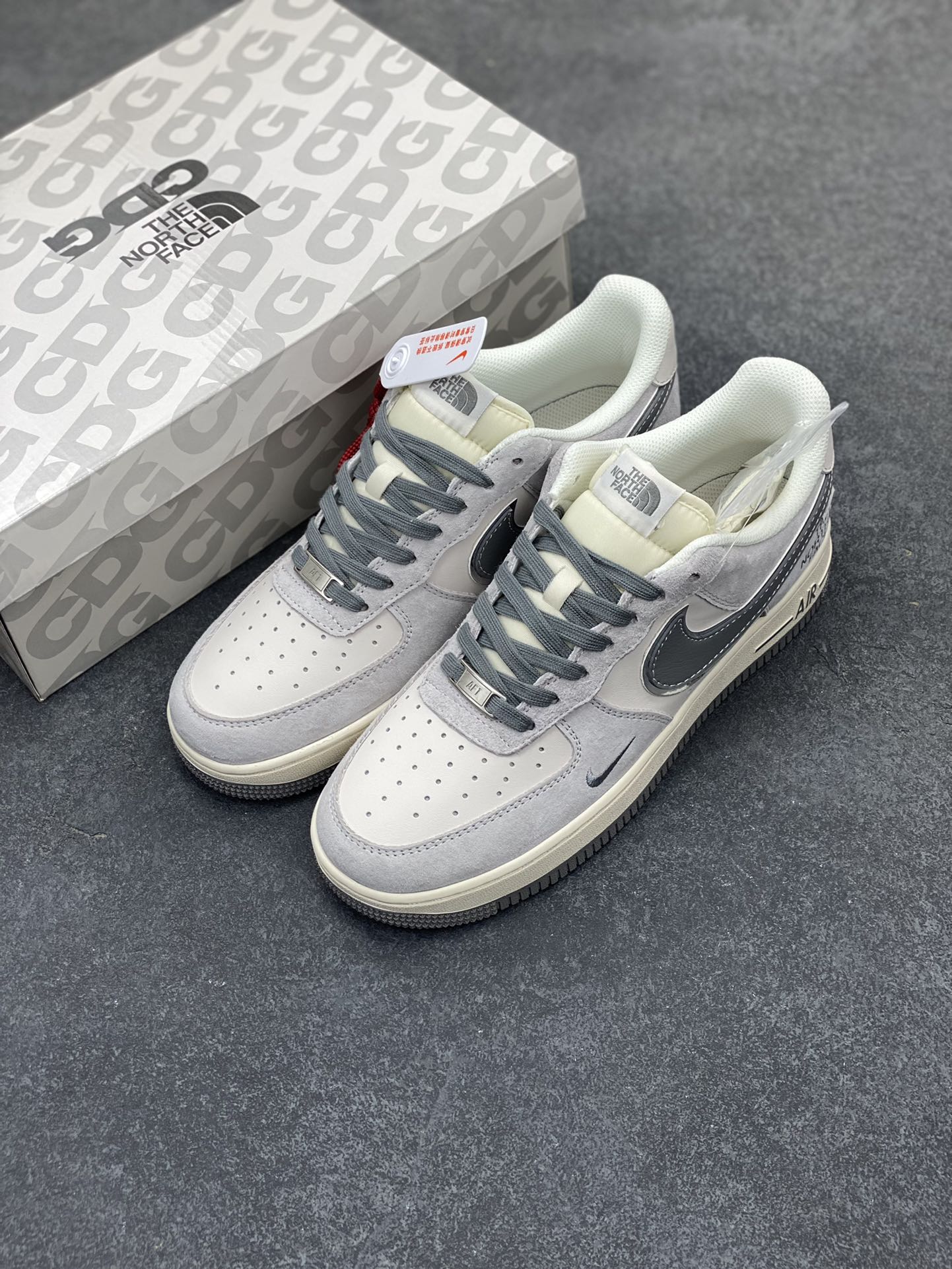 图片[8]-NIke Air Force 1 \’07 Low “北面联名——灰猪八灰底”空军一号 低帮 运动鞋 休闲鞋 折边针车 工艺难度大 原楦头原纸板 原装鞋盒 定制五金配件 内置全掌气垫 原厂鞋底 货号：XZ6188-915 尺码：36 36.5 37.5 38 38.5 39 40 40.5 41 42 42.5 43 44 44.5 45-选品中心