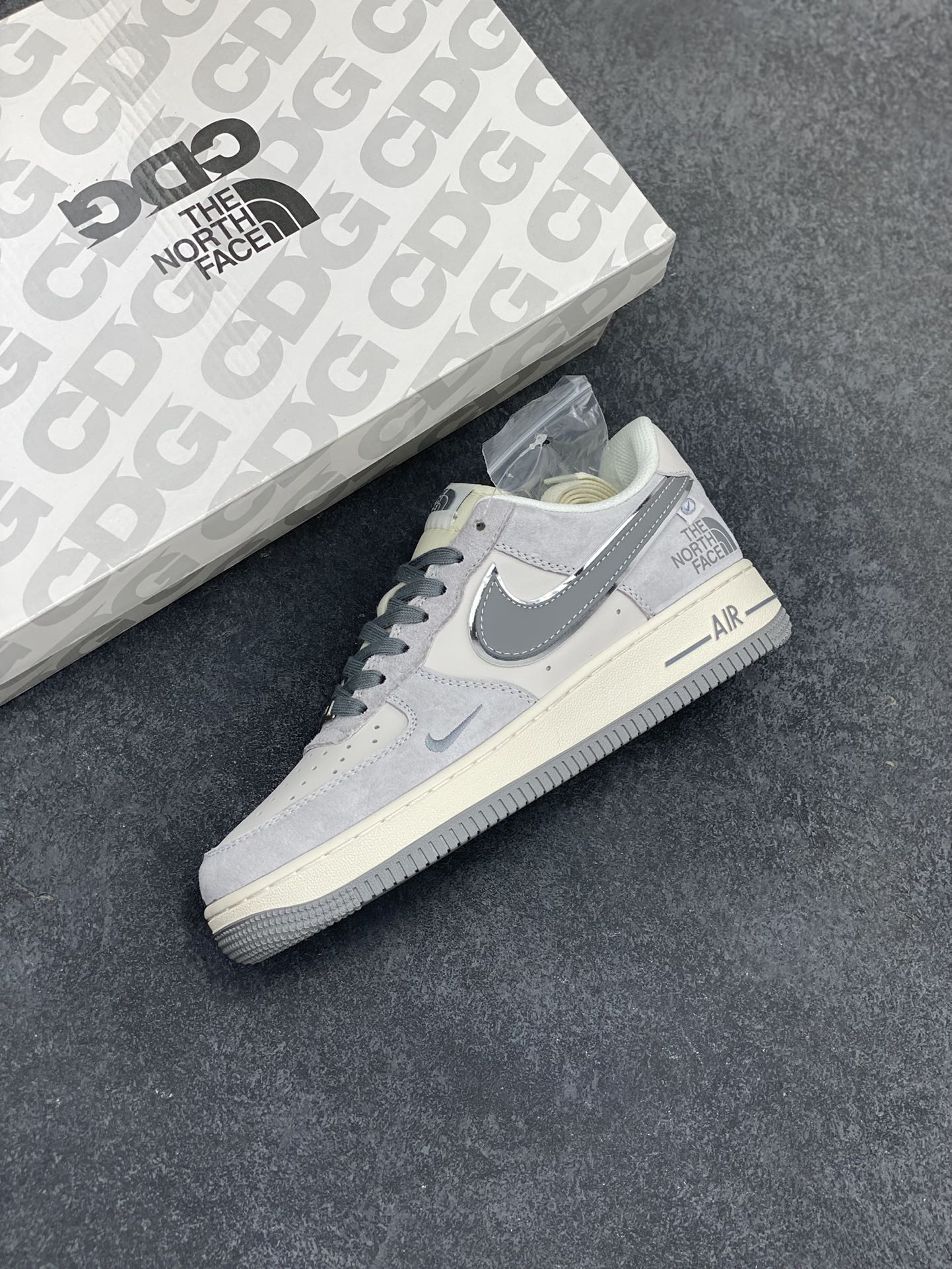 图片[7]-NIke Air Force 1 \’07 Low “北面联名——灰猪八灰底”空军一号 低帮 运动鞋 休闲鞋 折边针车 工艺难度大 原楦头原纸板 原装鞋盒 定制五金配件 内置全掌气垫 原厂鞋底 货号：XZ6188-915 尺码：36 36.5 37.5 38 38.5 39 40 40.5 41 42 42.5 43 44 44.5 45-选品中心