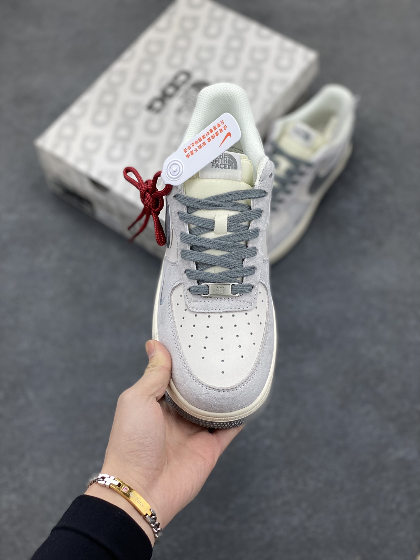 图片[2]-NIke Air Force 1 \’07 Low “北面联名——灰猪八灰底”空军一号 低帮 运动鞋 休闲鞋 折边针车 工艺难度大 原楦头原纸板 原装鞋盒 定制五金配件 内置全掌气垫 原厂鞋底 货号：XZ6188-915 尺码：36 36.5 37.5 38 38.5 39 40 40.5 41 42 42.5 43 44 44.5 45-选品中心