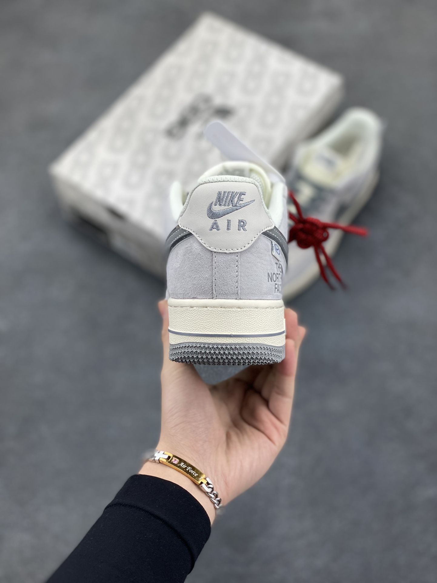 图片[4]-NIke Air Force 1 \’07 Low “北面联名——灰猪八灰底”空军一号 低帮 运动鞋 休闲鞋 折边针车 工艺难度大 原楦头原纸板 原装鞋盒 定制五金配件 内置全掌气垫 原厂鞋底 货号：XZ6188-915 尺码：36 36.5 37.5 38 38.5 39 40 40.5 41 42 42.5 43 44 44.5 45-选品中心