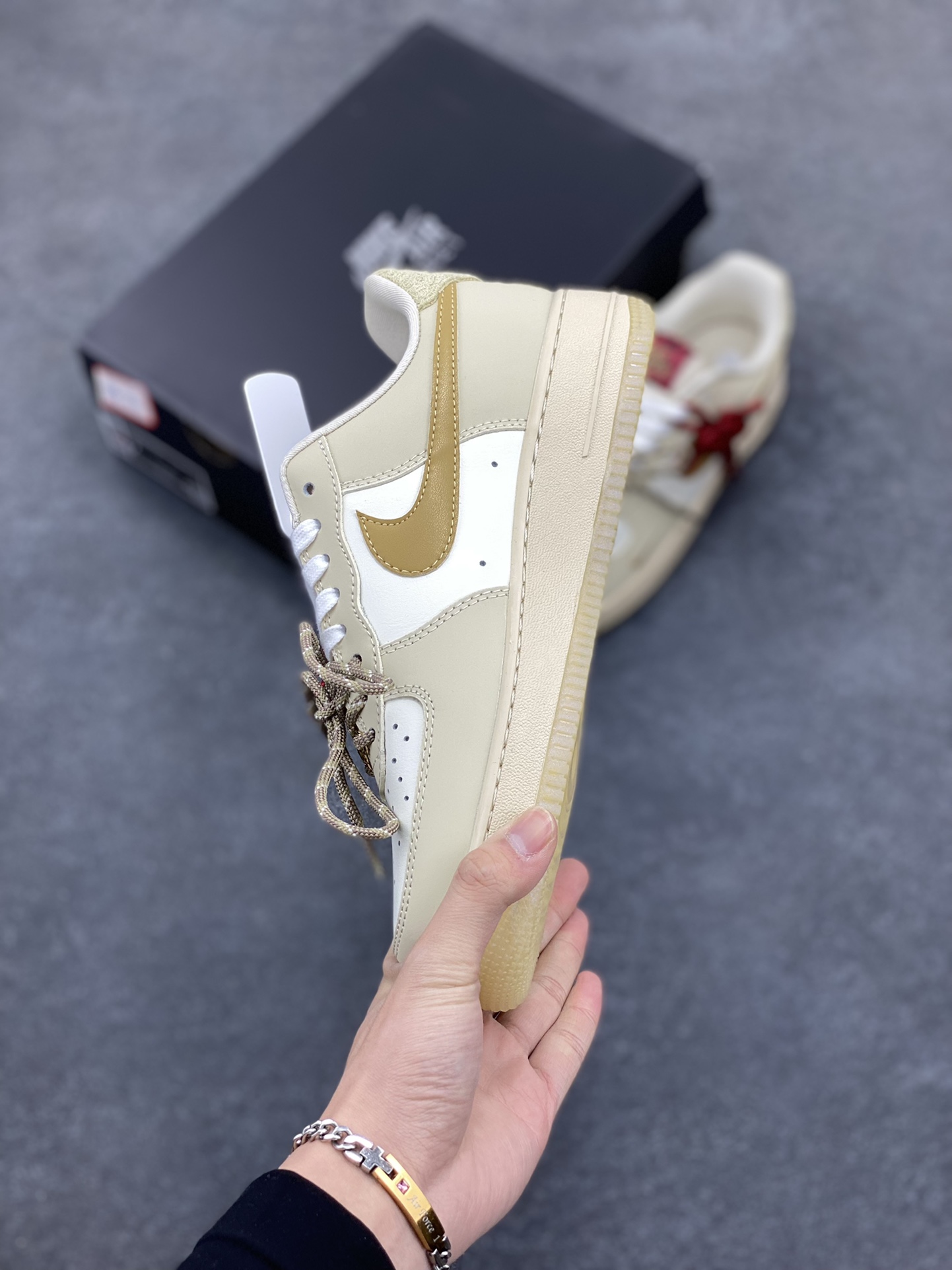 图片[3]-Nike Air Force 1 Low 蛇年限定浅棕 空军一号低帮运动休闲板鞋 原楦头原纸板 打造纯正空军版型 专注外贸渠道 全掌内置蜂窝气垫 原盒配件 原厂中底钢印、拉帮完美 货号：HV5990-172 尺码：36 36.5 37.5 38 38.5 39 40 40.5 41 42 42.5 43 44 44.5 45-选品中心