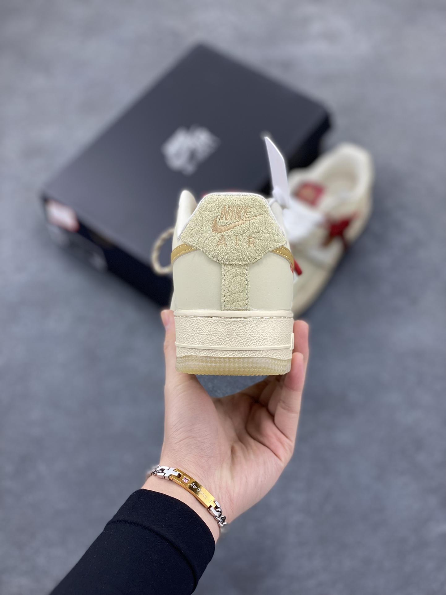 图片[4]-Nike Air Force 1 Low 蛇年限定浅棕 空军一号低帮运动休闲板鞋 原楦头原纸板 打造纯正空军版型 专注外贸渠道 全掌内置蜂窝气垫 原盒配件 原厂中底钢印、拉帮完美 货号：HV5990-172 尺码：36 36.5 37.5 38 38.5 39 40 40.5 41 42 42.5 43 44 44.5 45-选品中心