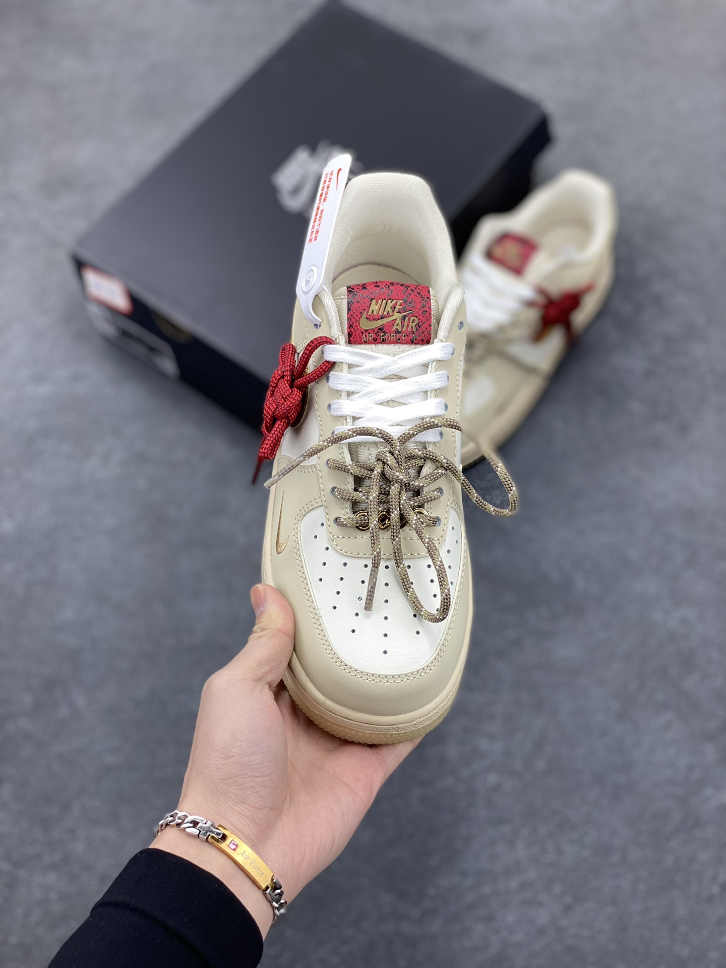 图片[2]-Nike Air Force 1 Low 蛇年限定浅棕 空军一号低帮运动休闲板鞋 原楦头原纸板 打造纯正空军版型 专注外贸渠道 全掌内置蜂窝气垫 原盒配件 原厂中底钢印、拉帮完美 货号：HV5990-172 尺码：36 36.5 37.5 38 38.5 39 40 40.5 41 42 42.5 43 44 44.5 45-选品中心