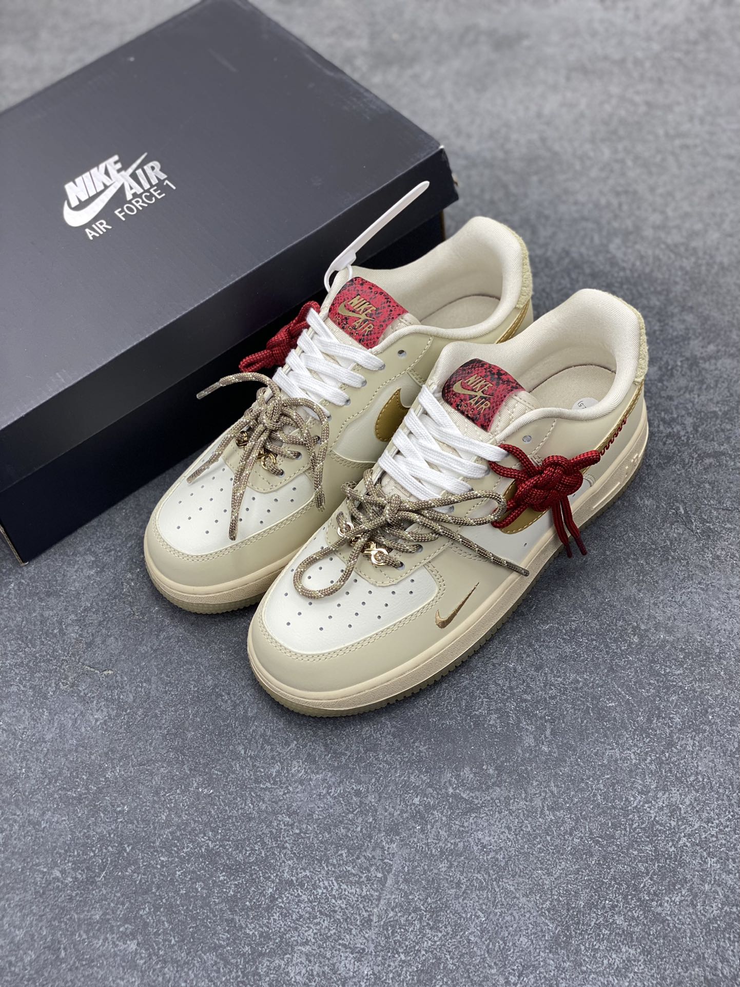 图片[8]-Nike Air Force 1 Low 蛇年限定浅棕 空军一号低帮运动休闲板鞋 原楦头原纸板 打造纯正空军版型 专注外贸渠道 全掌内置蜂窝气垫 原盒配件 原厂中底钢印、拉帮完美 货号：HV5990-172 尺码：36 36.5 37.5 38 38.5 39 40 40.5 41 42 42.5 43 44 44.5 45-选品中心