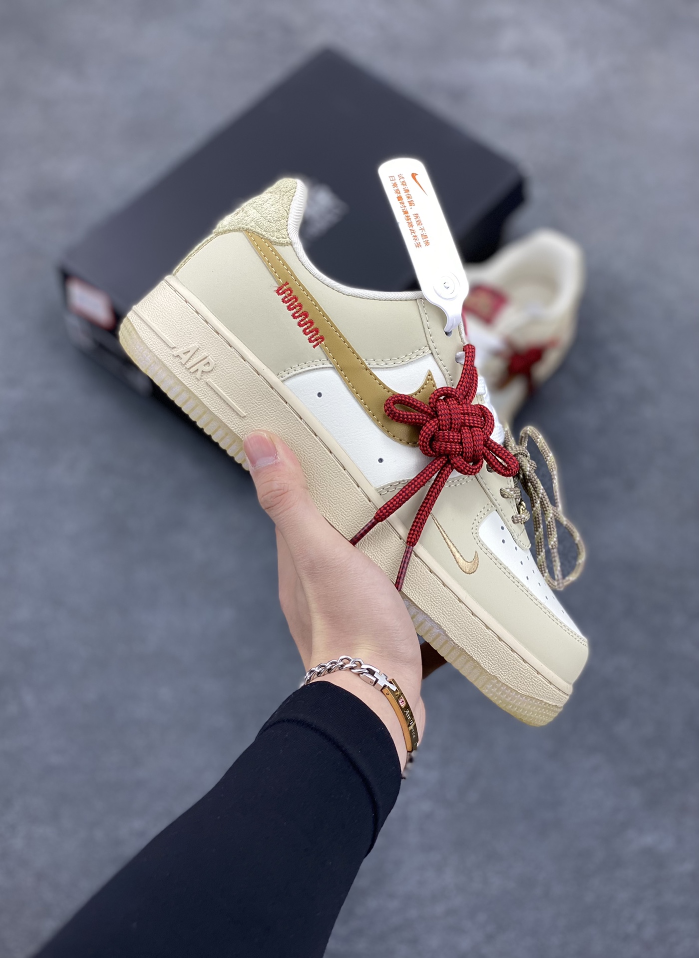 Nike Air Force 1 Low 蛇年限定浅棕 空军一号低帮运动休闲板鞋 原楦头原纸板 打造纯正空军版型 专注外贸渠道 全掌内置蜂窝气垫 原盒配件 原厂中底钢印、拉帮完美 货号：HV5990-172 尺码：36 36.5 37.5 38 38.5 39 40 40.5 41 42 42.5 43 44 44.5 45-选品中心