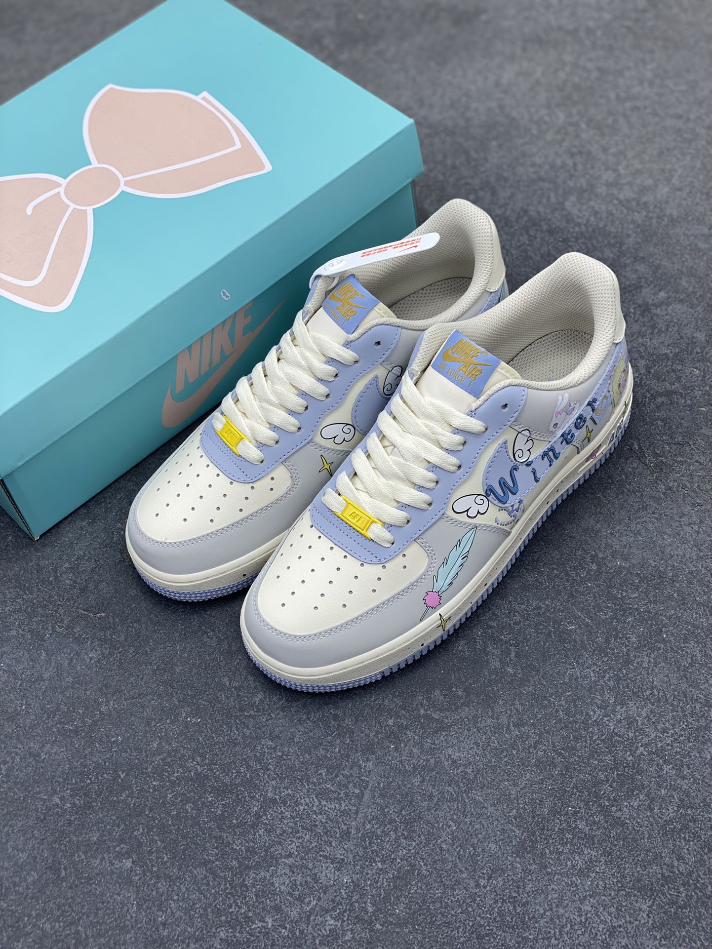 图片[8]-二次元手绘涂鸦“小天使”🧡“Cherub”🧡 空军一号定制板鞋 小天使就像一束光，照亮了身边每一个角落，温暖着每一个人的心。她或许没有真正的翅膀，可她善良、纯真的举动，让大家都坚信，她就是降临人间的小天使 ，给这个平凡的世界带来无尽的美好与希望。 货号：DB3301-711 尺码：36 36.5 37.5 38 38.5 39 40 40.5 41 42 42.5 43 44 44.5 45-选品中心